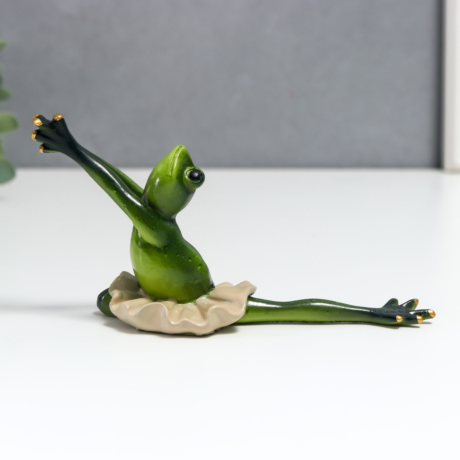 Изображение товара Лягуха балерина — декоративная фигура 8x6x17 см
