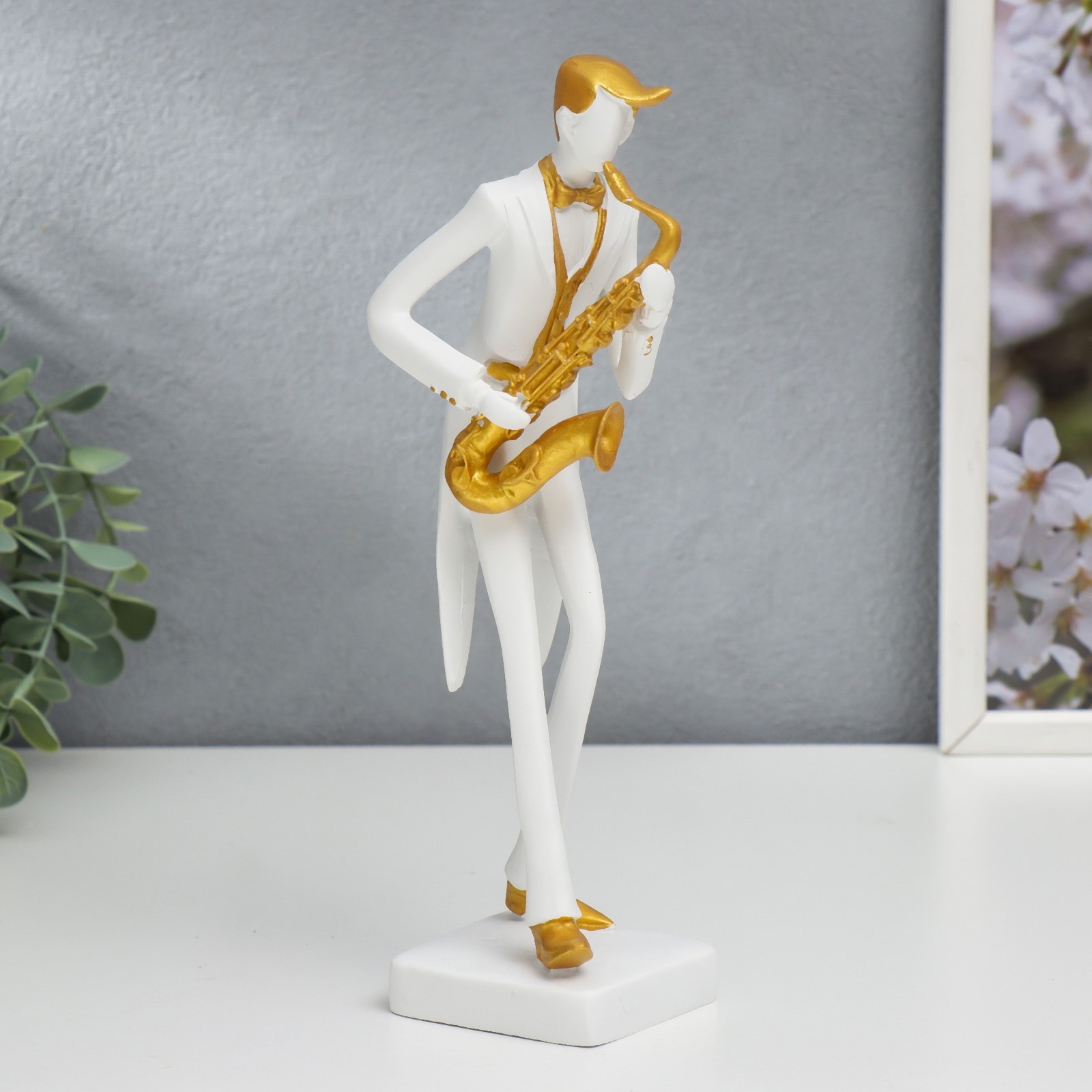 Изображение товара Сувенир интерьерный музыкант "Саксофонист" белый с золотом 25.5x4x5 см