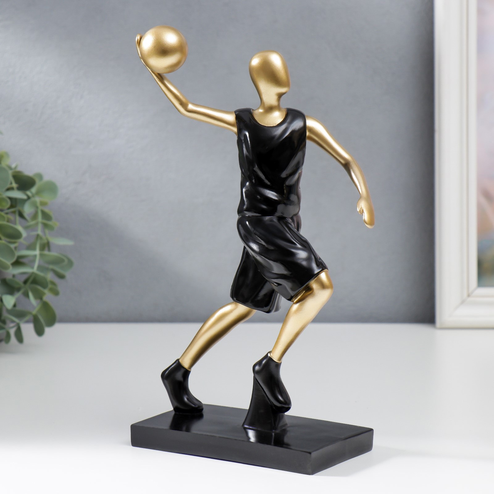 Изображение товара Сувенир интерьерный спорт "Баскетболист в чёрной форме - передача" 27x9x14 см