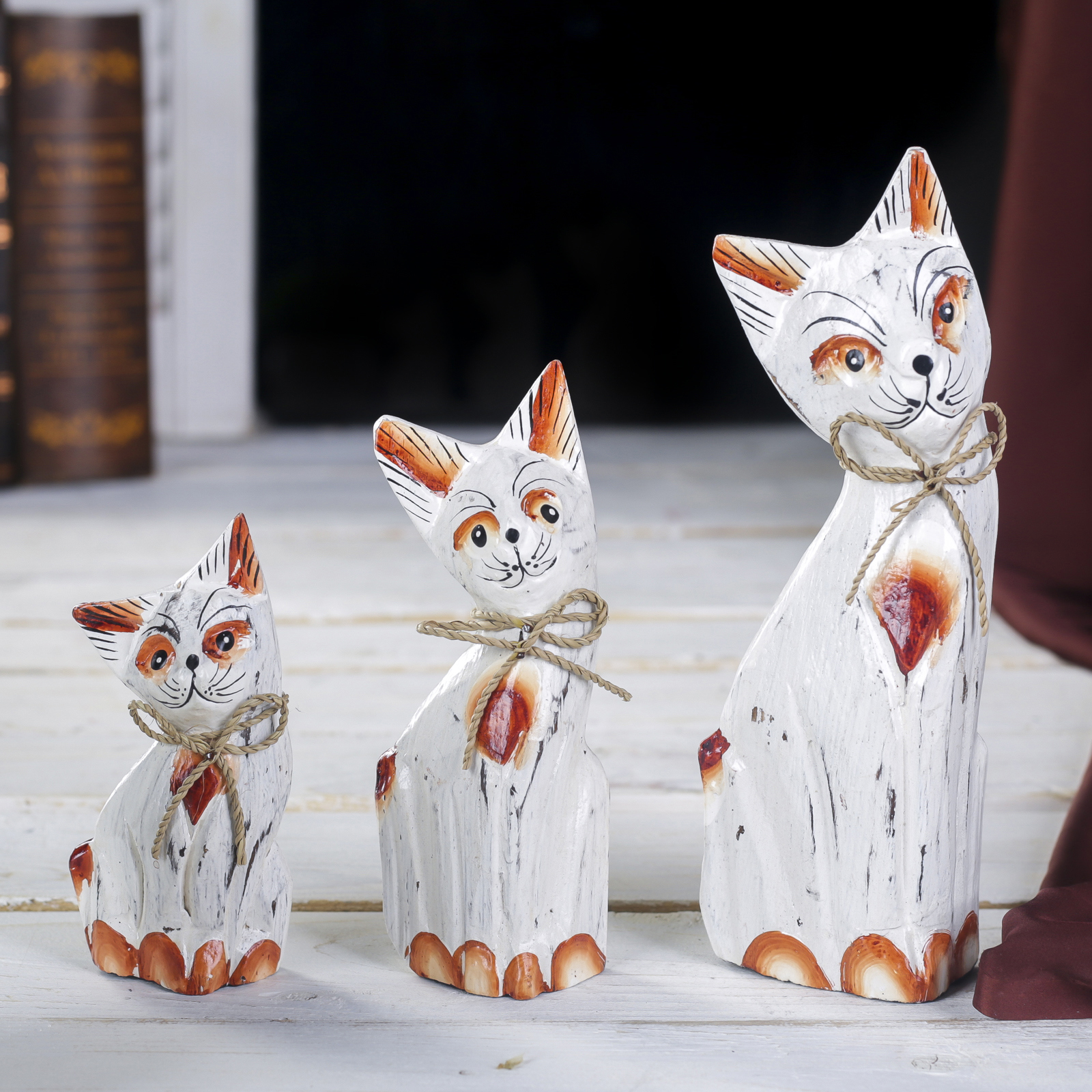 Изображение товара Набор сувениров интерьерных 3 шт "Белые кошечки" (20.15.12) 4x13x20 см