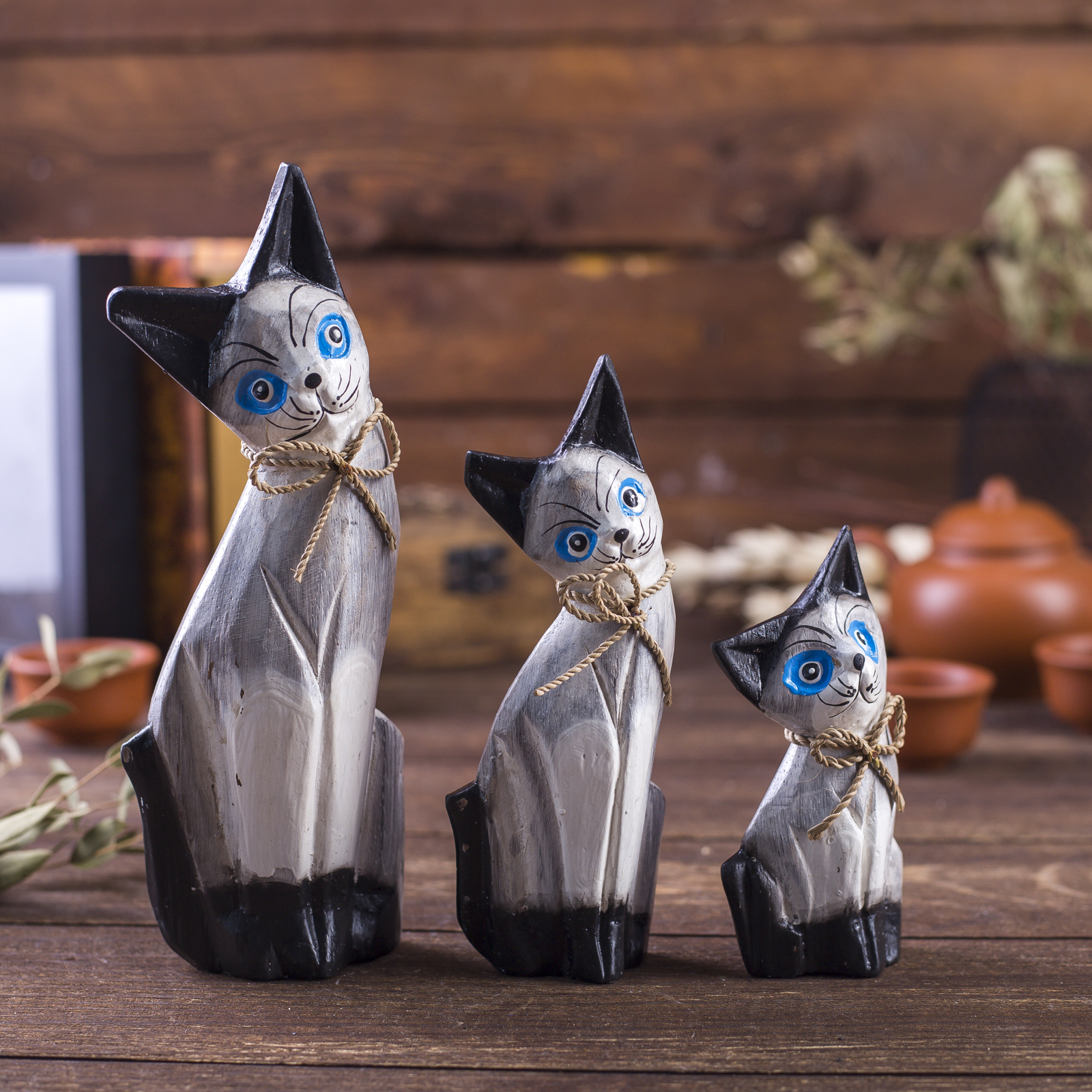 Изображение товара Набор кошечек с черным хвостиком — декоративные фигурки из дерева