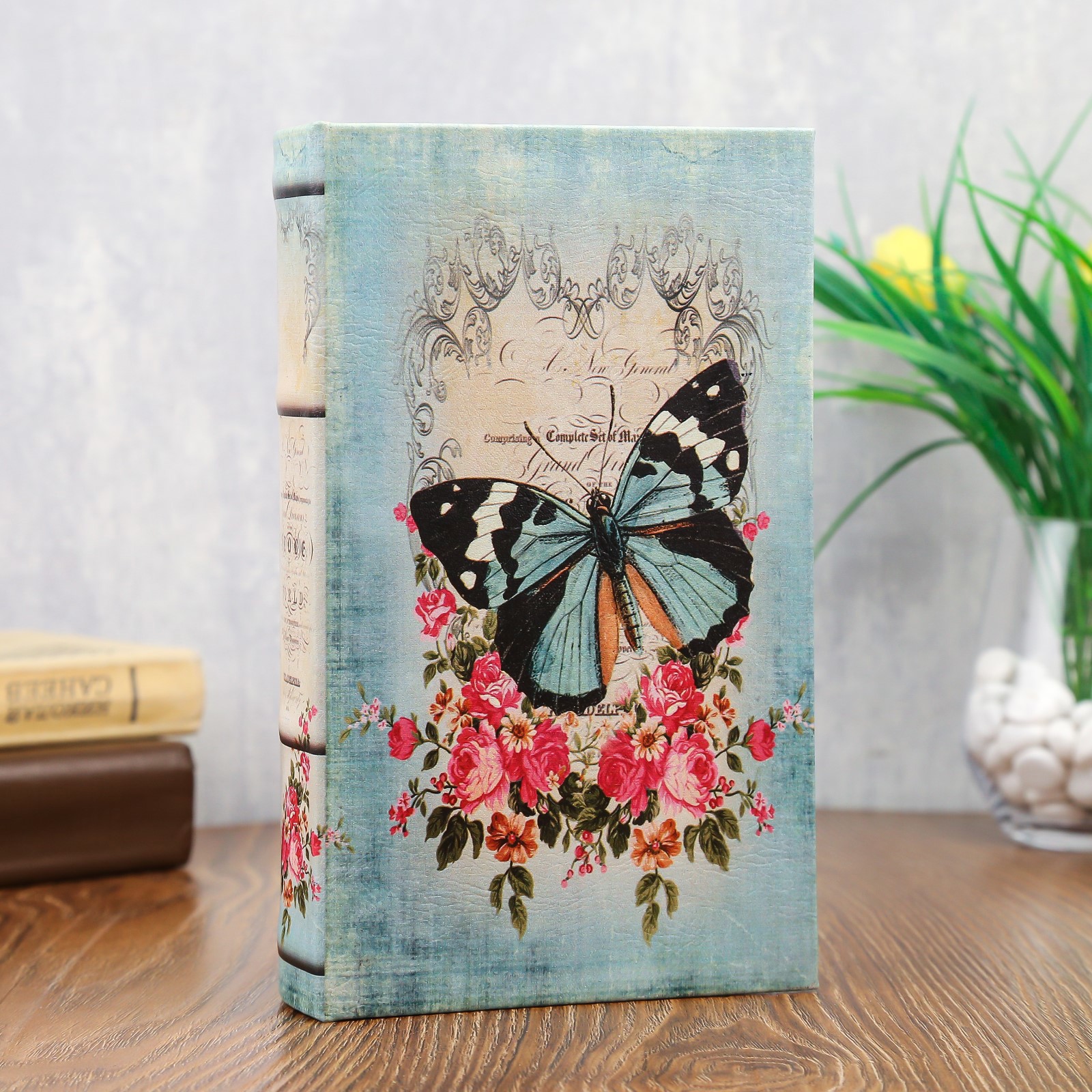 Изображение товара Шкатулка-сейф книга Бабочки в цветах. Винтаж 21x13x5 см