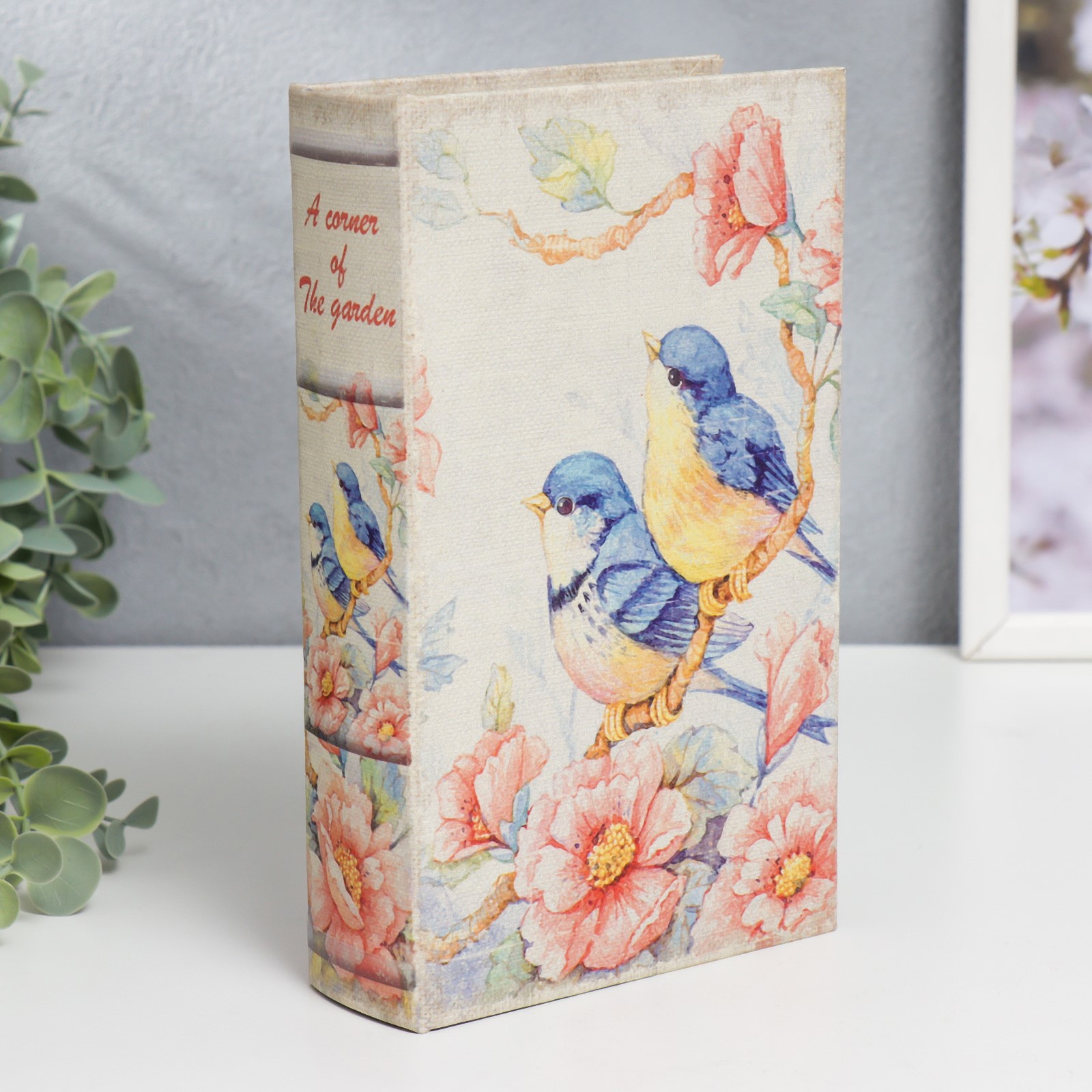 Изображение товара Шкатулка-сейф книга Птицы в цветах в саду 21x13x5 см