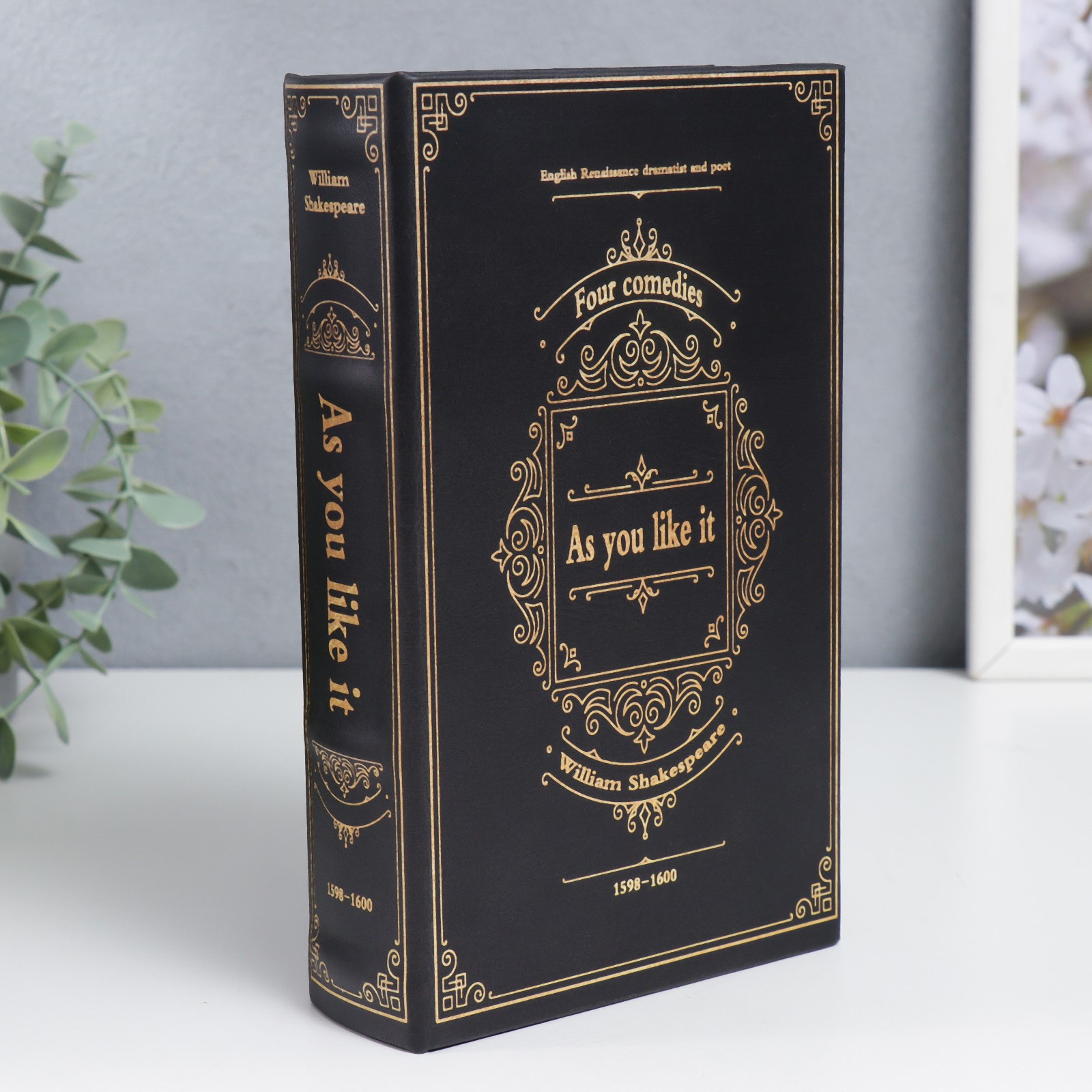 Изображение товара Шкатулка-сейф книга "Четыре комедии Уильяма Шекспира" 21x13x5 см