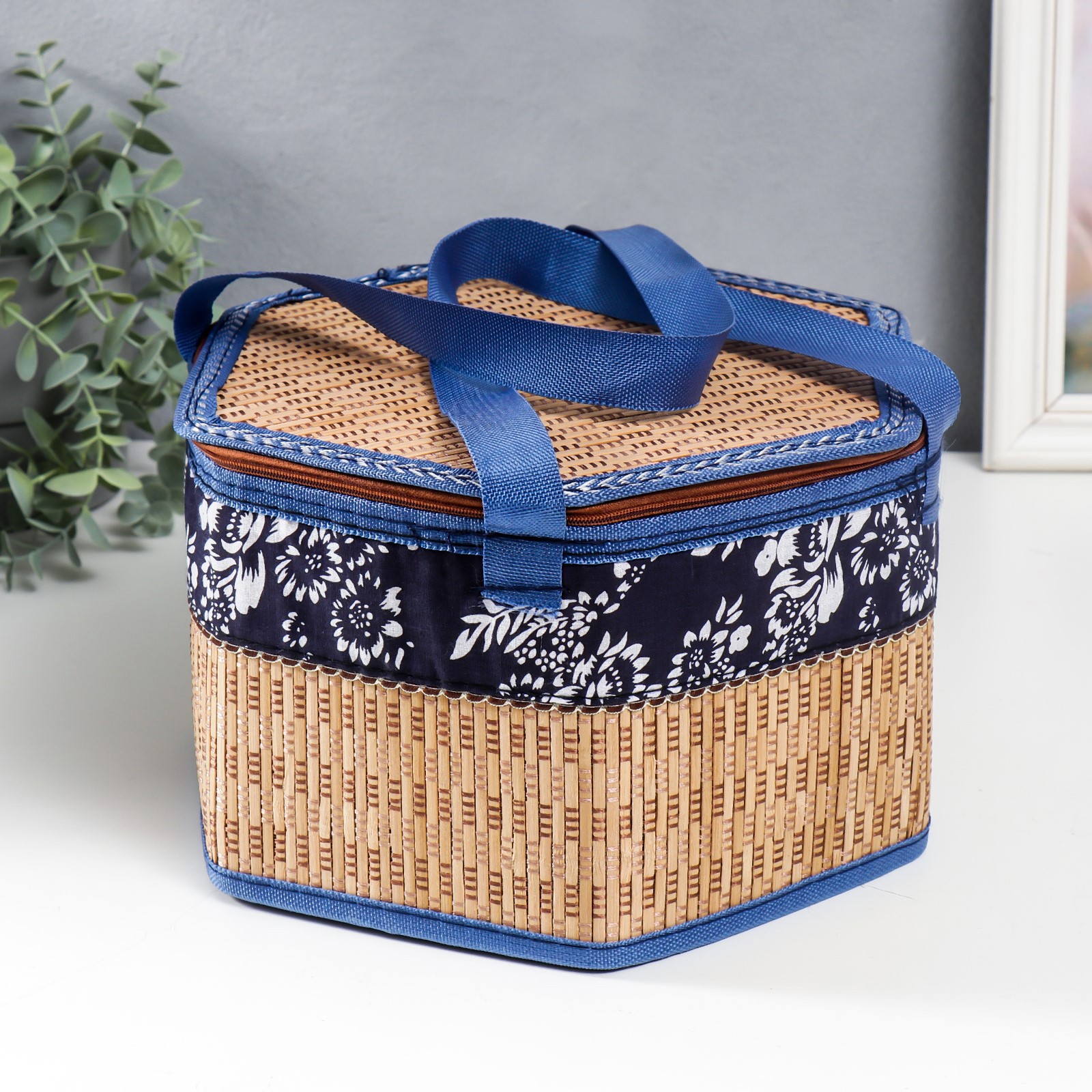 Изображение товара Шкатулка универсальная "Цветы на синем" с ручками, молния 16x24x28 см