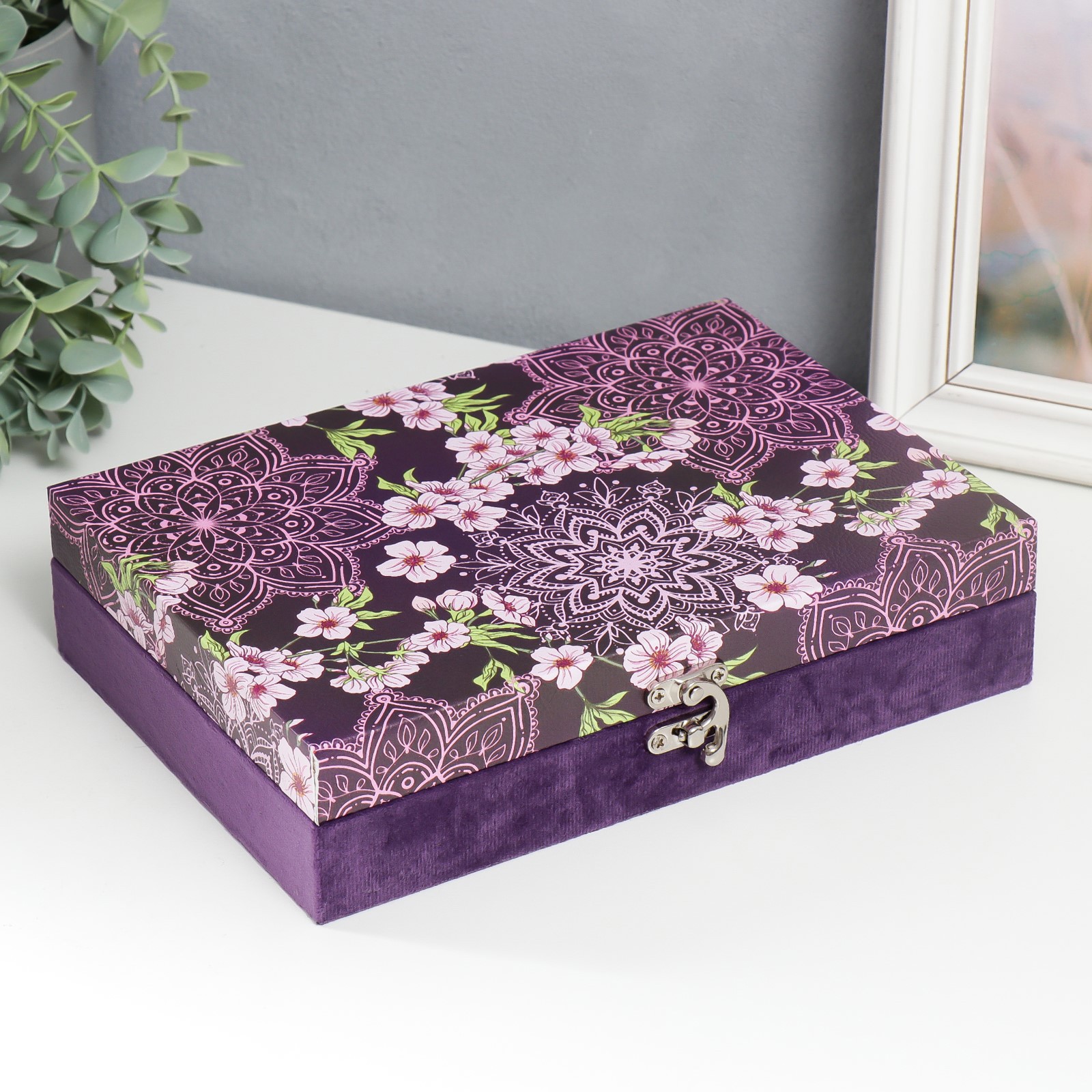 Изображение товара Шкатулка универсальная "Цветок мехенди в и бело-розовый вьюн" 5.5x24x17 см