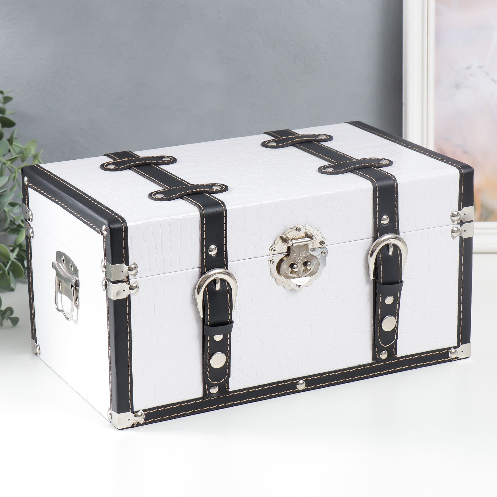 Изображение товара Шкатулка универсальная "Сундук с ремнями" белый 19x21x35 см