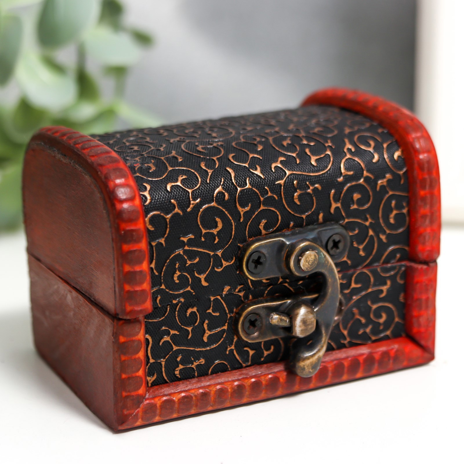 Изображение товара Шкатулка универсальная "Золотые завитки на чёрном" сундучок 6x8x5.5 см