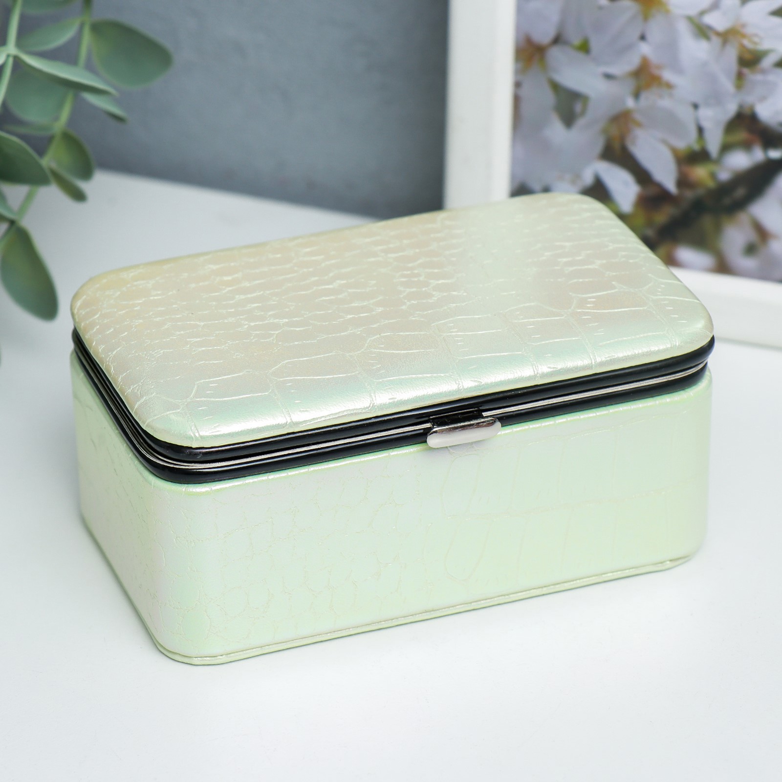 Изображение товара Шкатулка для украшений Рептилия Жёлто-зелёный перламутр 6x7x12 см