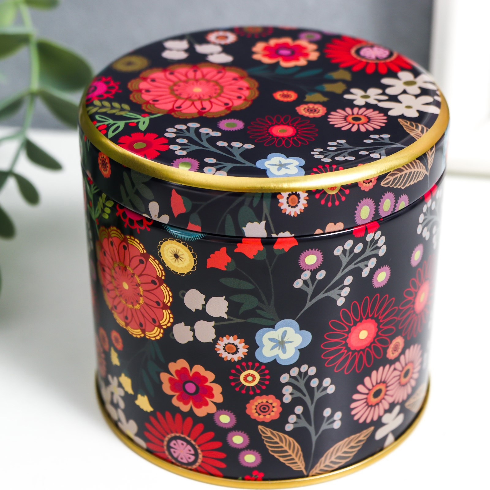 Изображение товара Шкатулка универсальная круглая "Красочные цветы на чёрном" 8.3x8.5x8.5 см