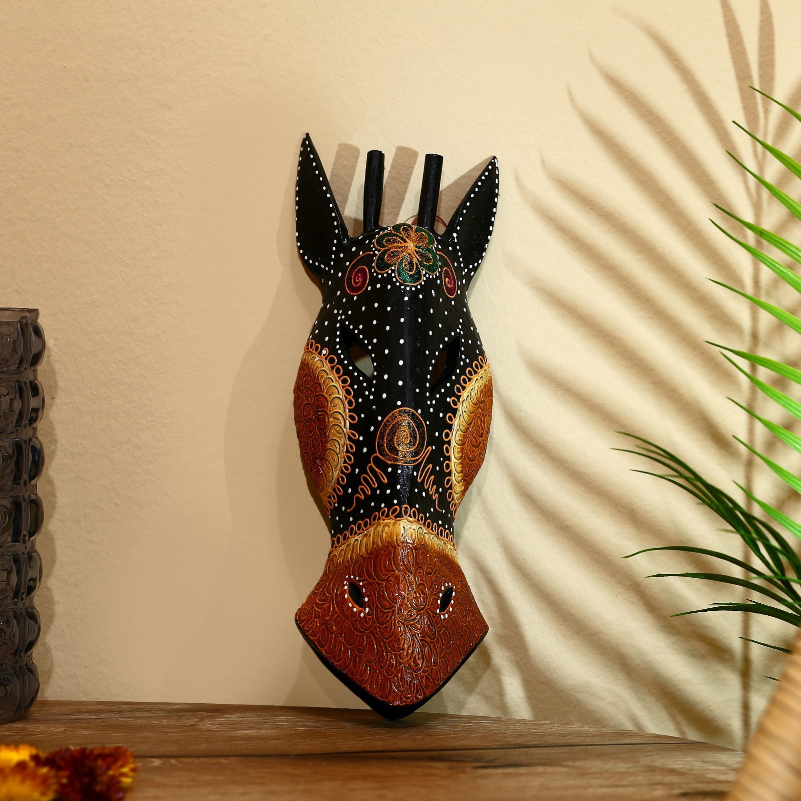 Изображение товара Панно маска интерьерная Жираф с цветком, 30 см — ручная работа