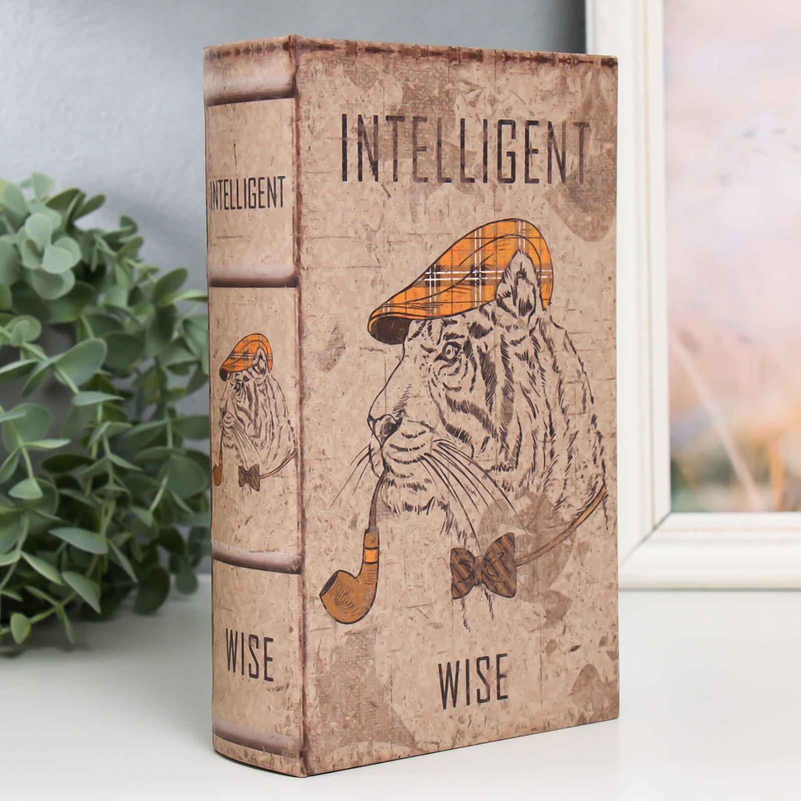 Изображение товара Шкатулка-сейф книга "Тигр в кепке и с трубкой" 21x13x5 см