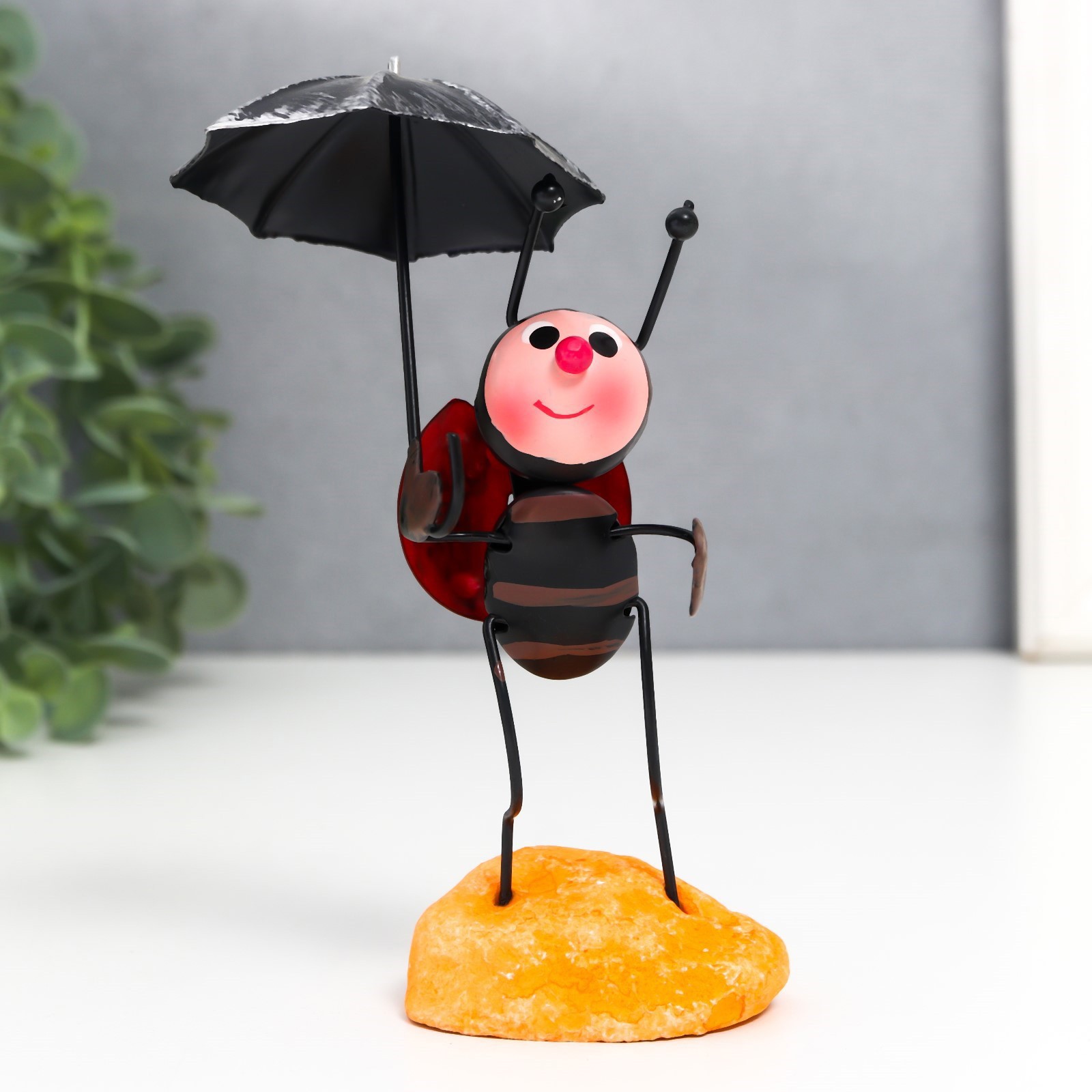 Изображение товара Сувенир интерьерный "Божья коровка с зонтом на камушке" 4.5x6x14.5 см
