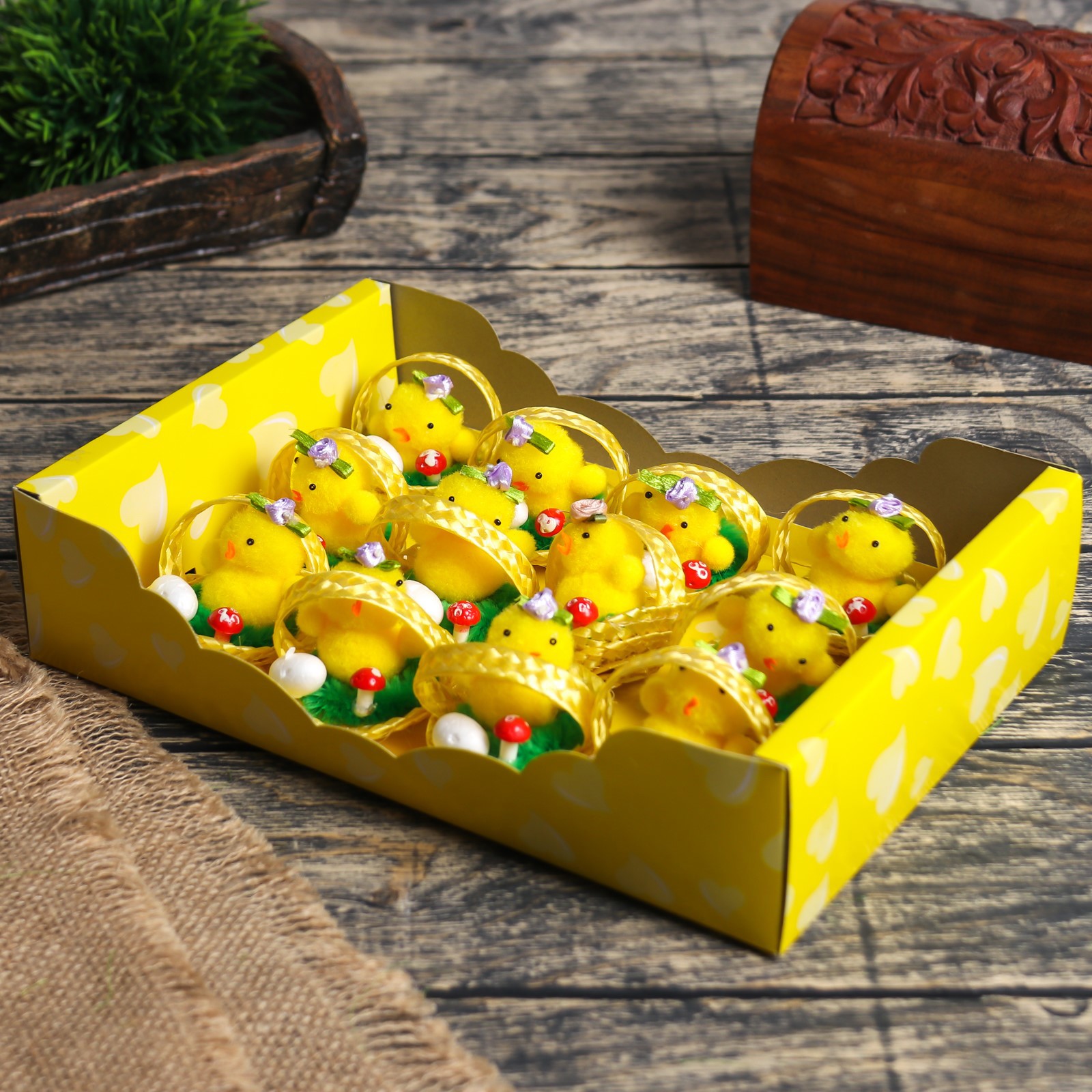 Изображение товара Декоративный предмет SIMALAND Пасхальные сувениры Цыпа с яичком в корзинке набор 12 шт