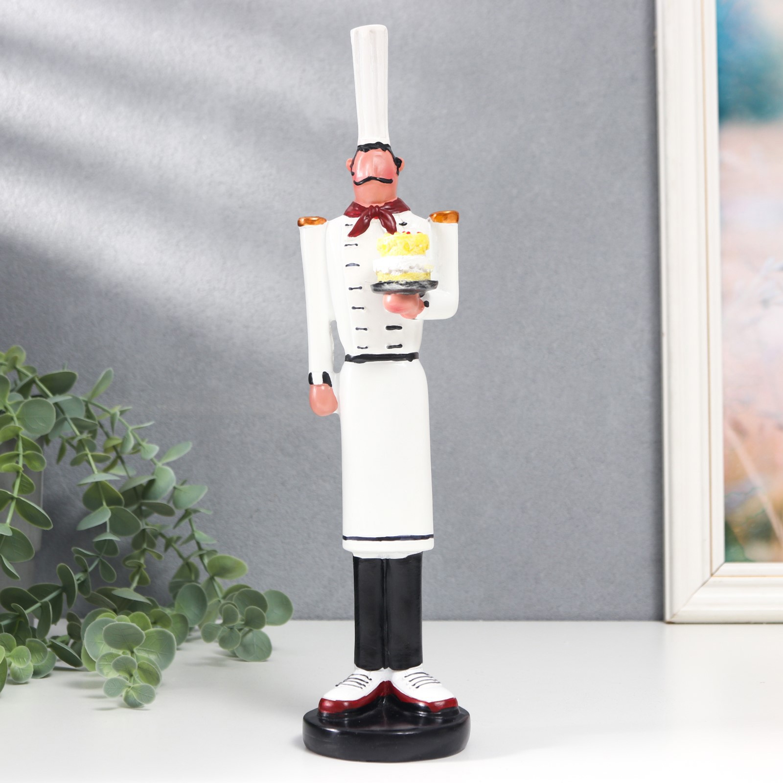 Изображение товара Декоративный предмет SIMALAND Изысканный повар с блюдом