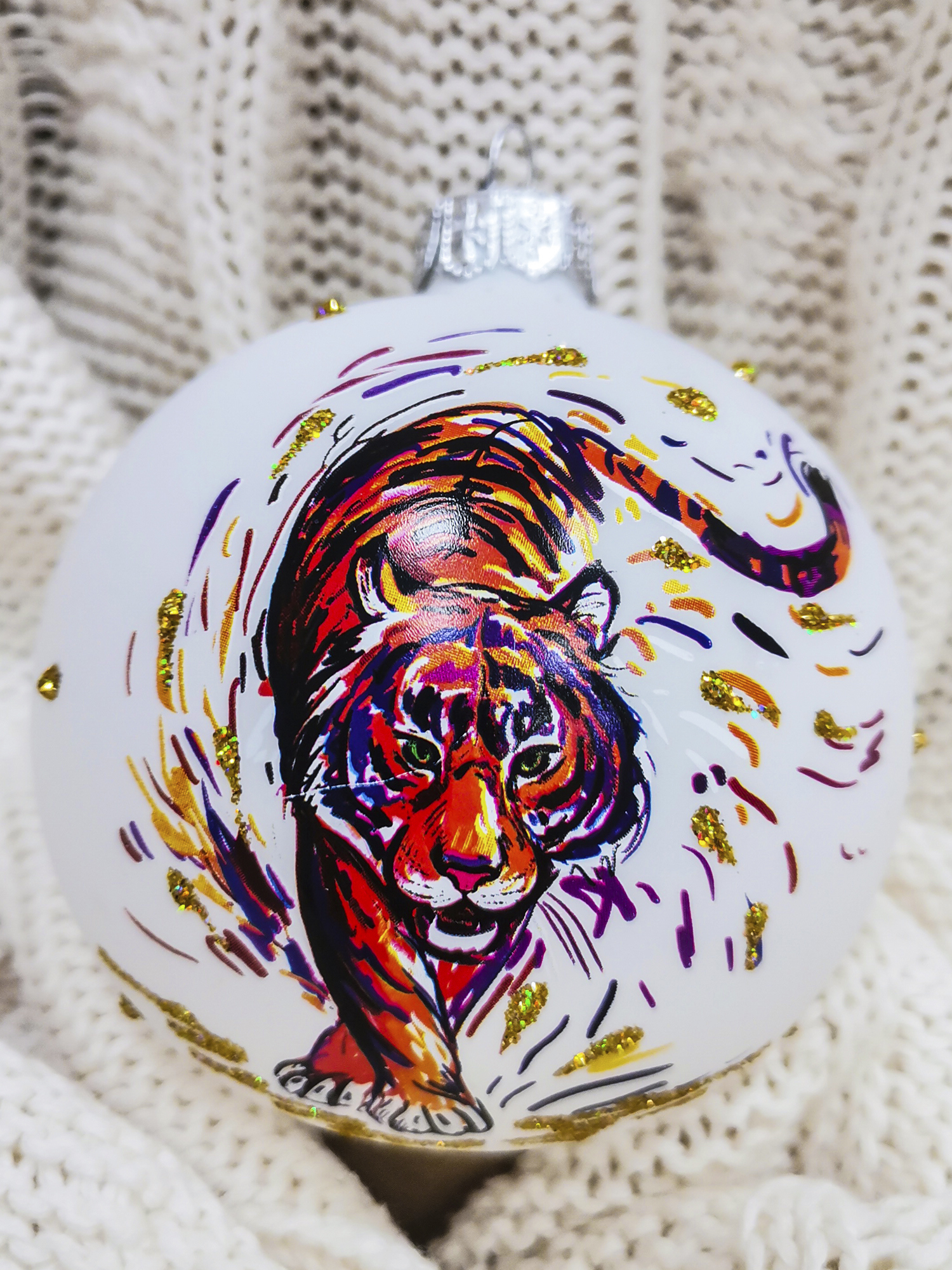Изображение товара Елочный шар Christmas Тигры диаметром 8 см из стекла разноцветный с блестками