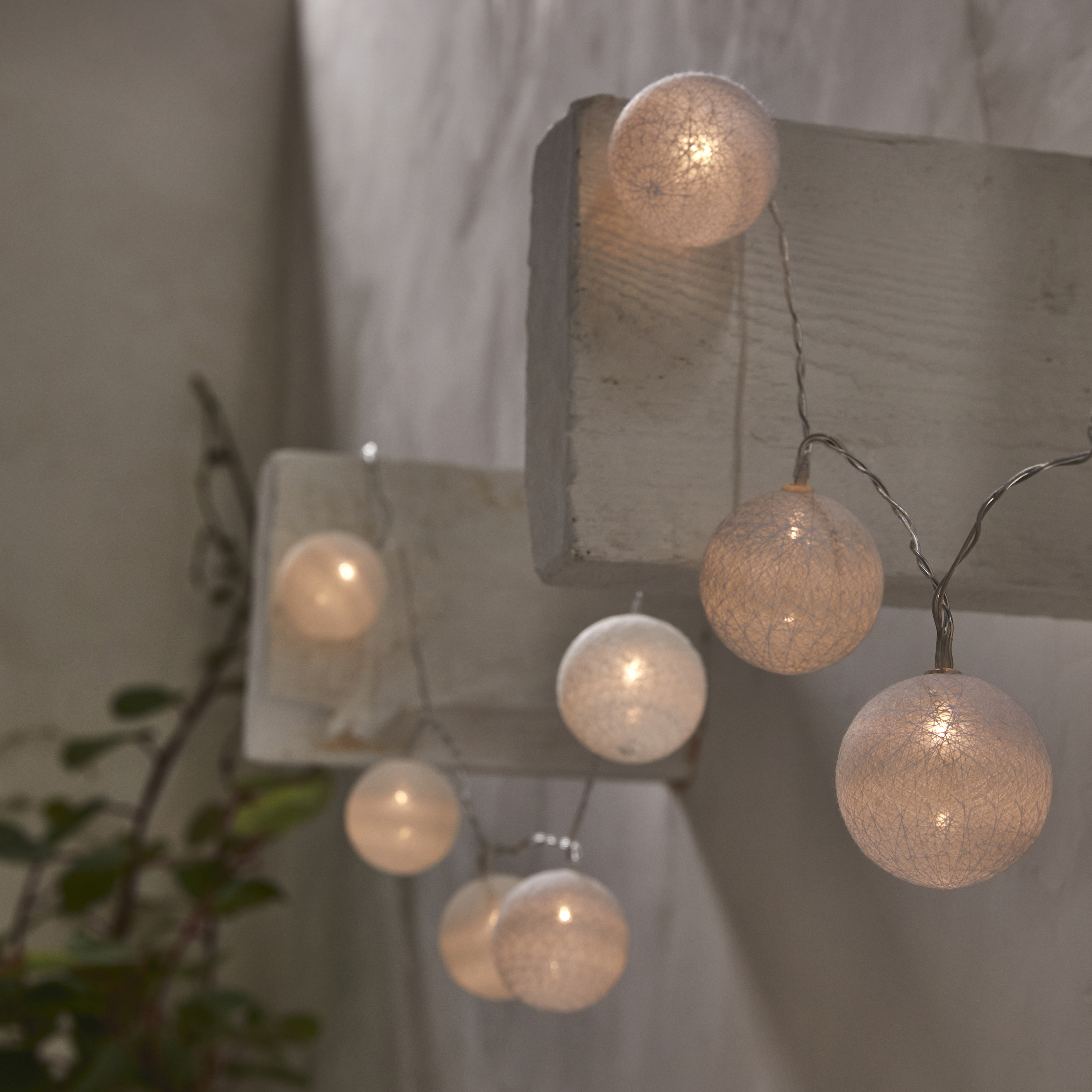 Изображение товара Гирлянда светодиодная шарики Inspire Hina на солнечных батареях 10 LED белый