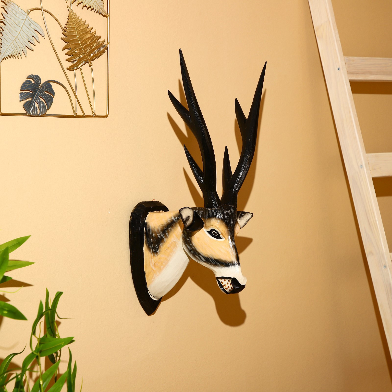 Изображение товара Панно Газель из алbezия 30x20x40 см — ручная работа, Индонезия