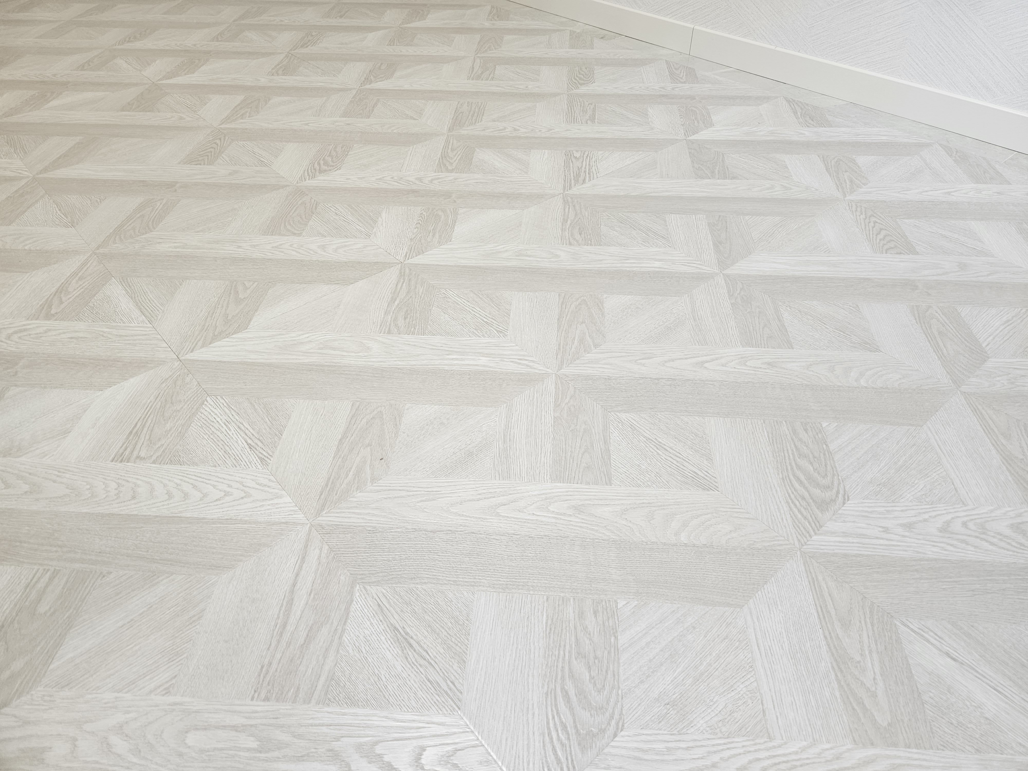 Изображение товара Ламинат PARADISE PR-107 Дуб Айриш 33 класс 12 мм с фаской 2.42 м²