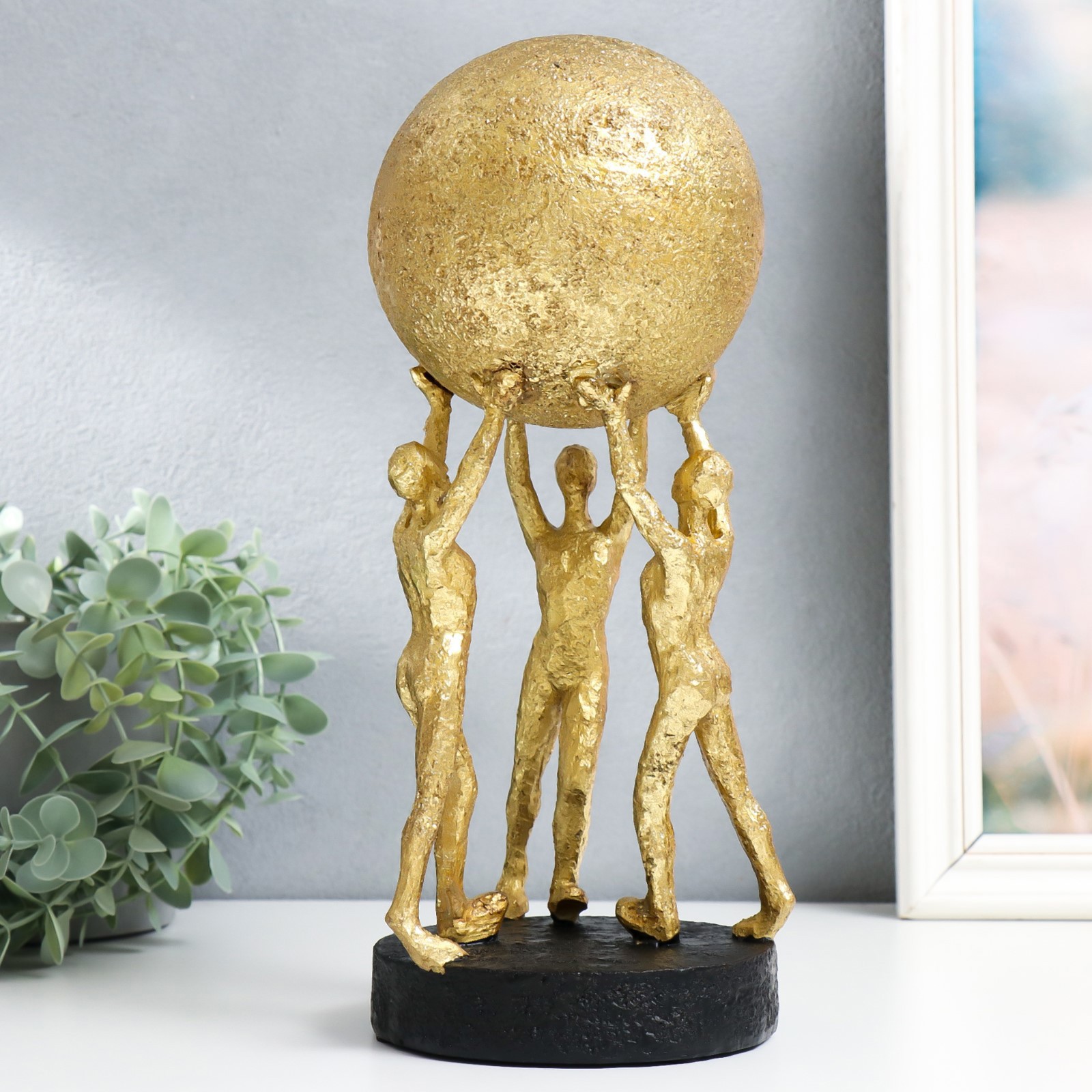 Изображение товара Атланты с шаром - декоративная фигура, золото (12, 5×12, 5×32 см)