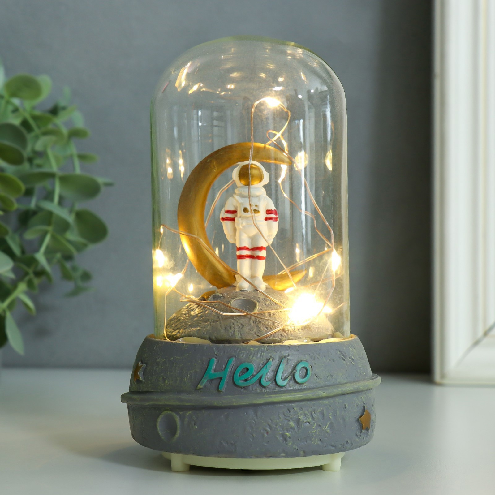 Изображение товара Сувенир с подсветкой Космонавт на луне в колбе, 9x9x14,5 см