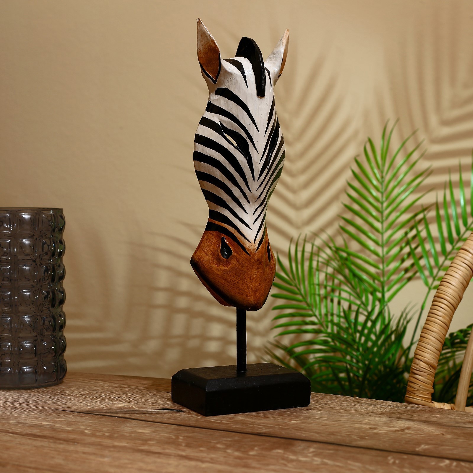 Изображение товара Декоративная маска Зебра из дерева на подставке, 40 см