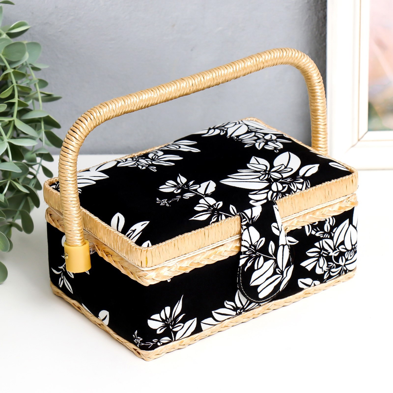 Изображение товара Шкатулка для рукоделия "Белые цветы на чёрном" 9.5x19.5x13 см