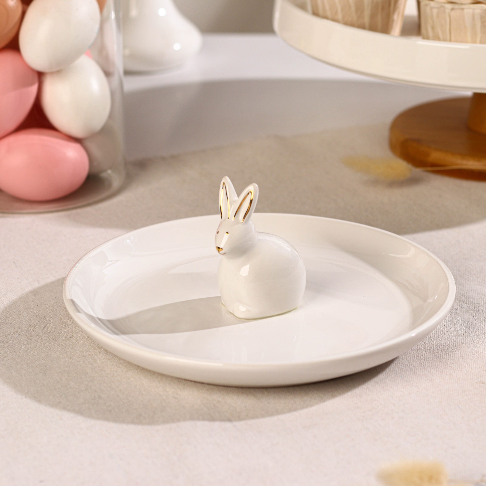 Изображение товара Блюдо сервировочное из доломита Зайка в золотом Доляна 21 см