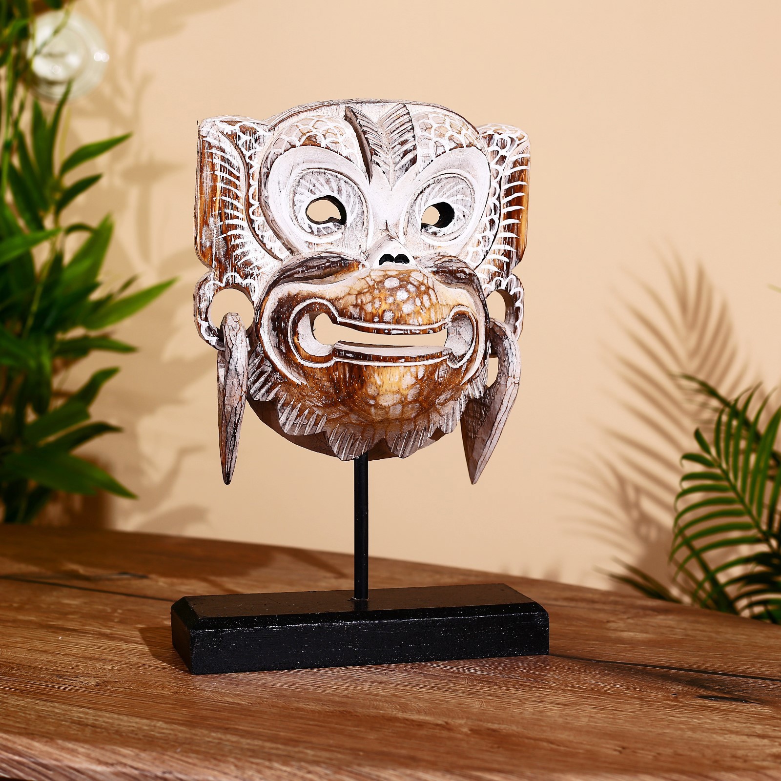 Изображение товара Интерьерный сувенир маска "Хануман" белый узор, на подставке, высота 30 см