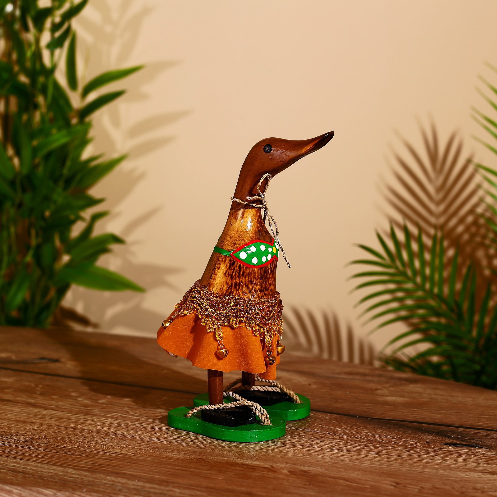 Изображение товара Утка в юбке — интерьерный сувенир, дерево 27 см