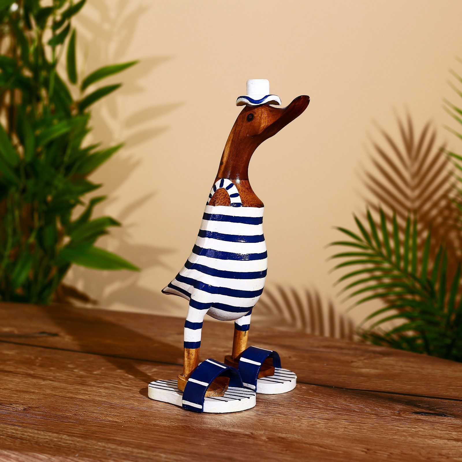 Изображение товара Утка в пляжном костюмчике, декоративная фигура 27 см