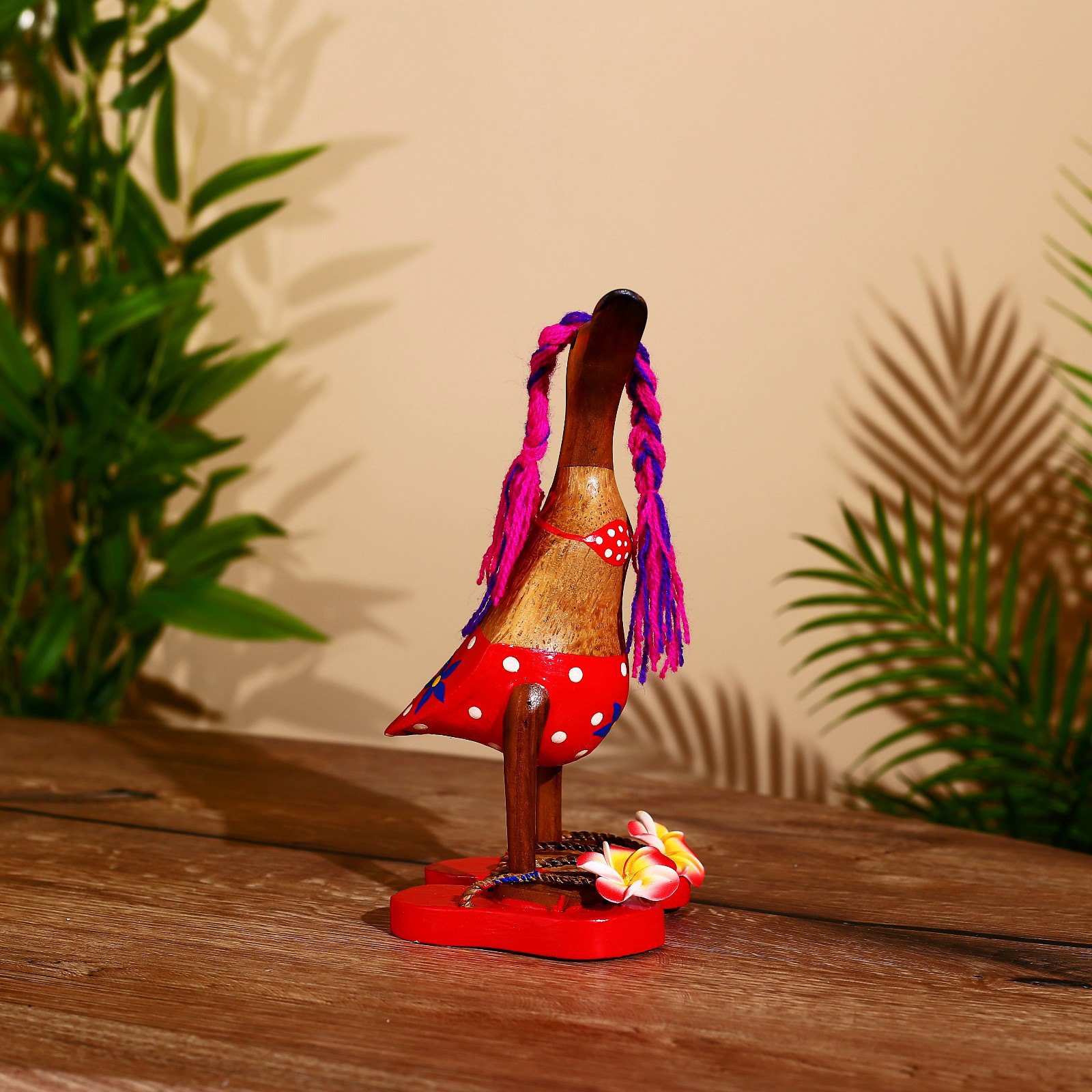 Изображение товара Интерьерный сувенир "Утка с косами на пляже" высота 25 см