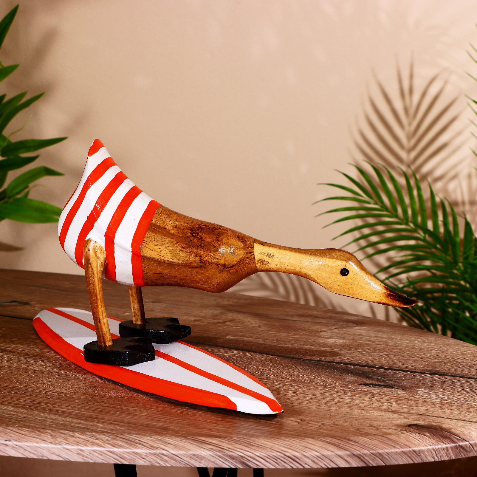 Изображение товара Утка на серфе — декоративная фигура из дерева, красная, 40 см