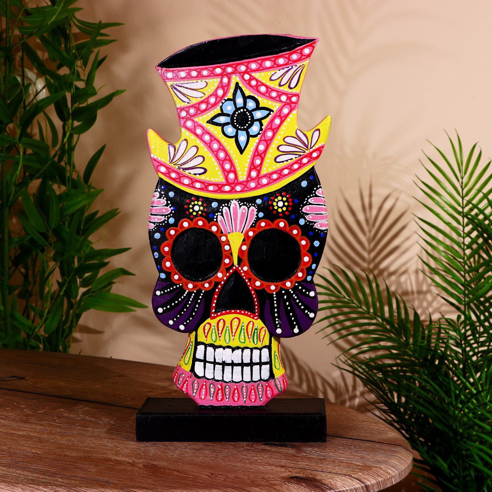 Изображение товара Интерьерный сувенир "Череп в яркой шляпе" на подставке, высота 43 см