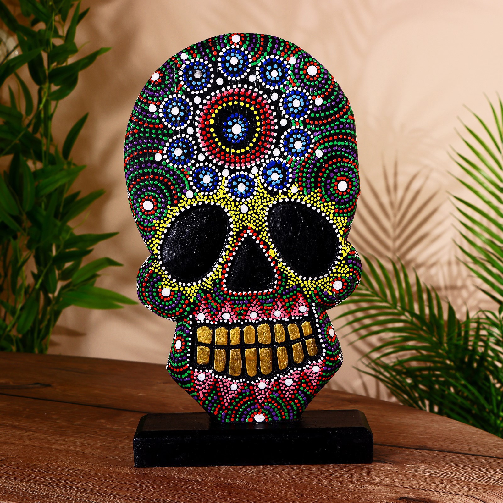 Изображение товара Череп тёмный на подставке, 37 см — декоративная фигура из дерева