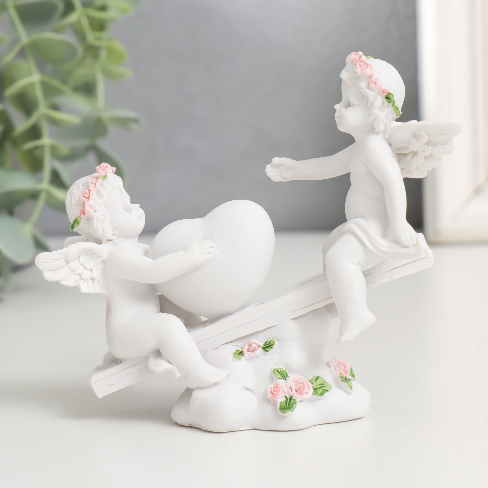 Изображение товара Декоративная фигура SIMALAND Ангелочки в розовых веночках качаются на качалке