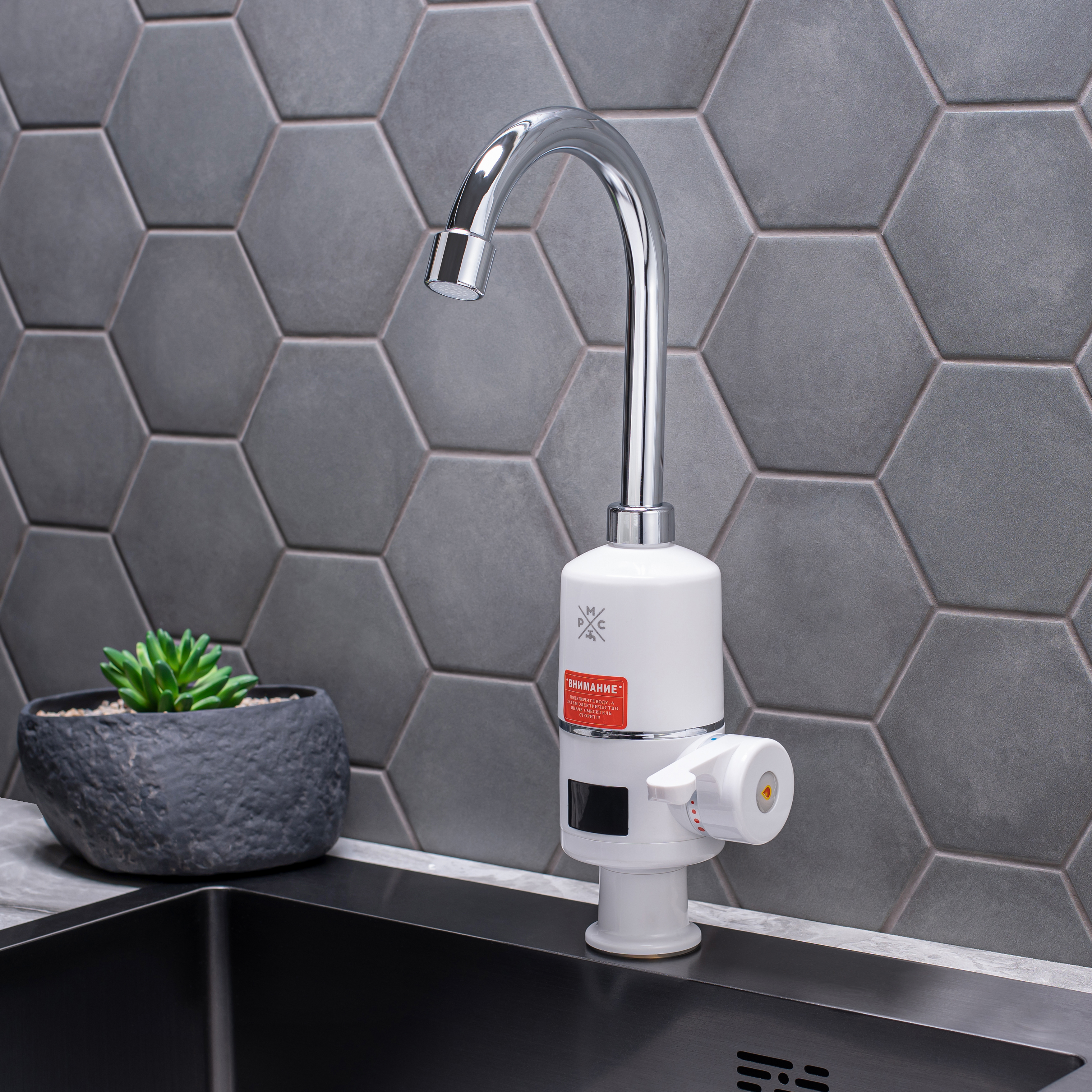 Изображение товара Проточный электрический водонагреватель Ростовская мануфактура ЭЛ03 3 кВт белый с краном