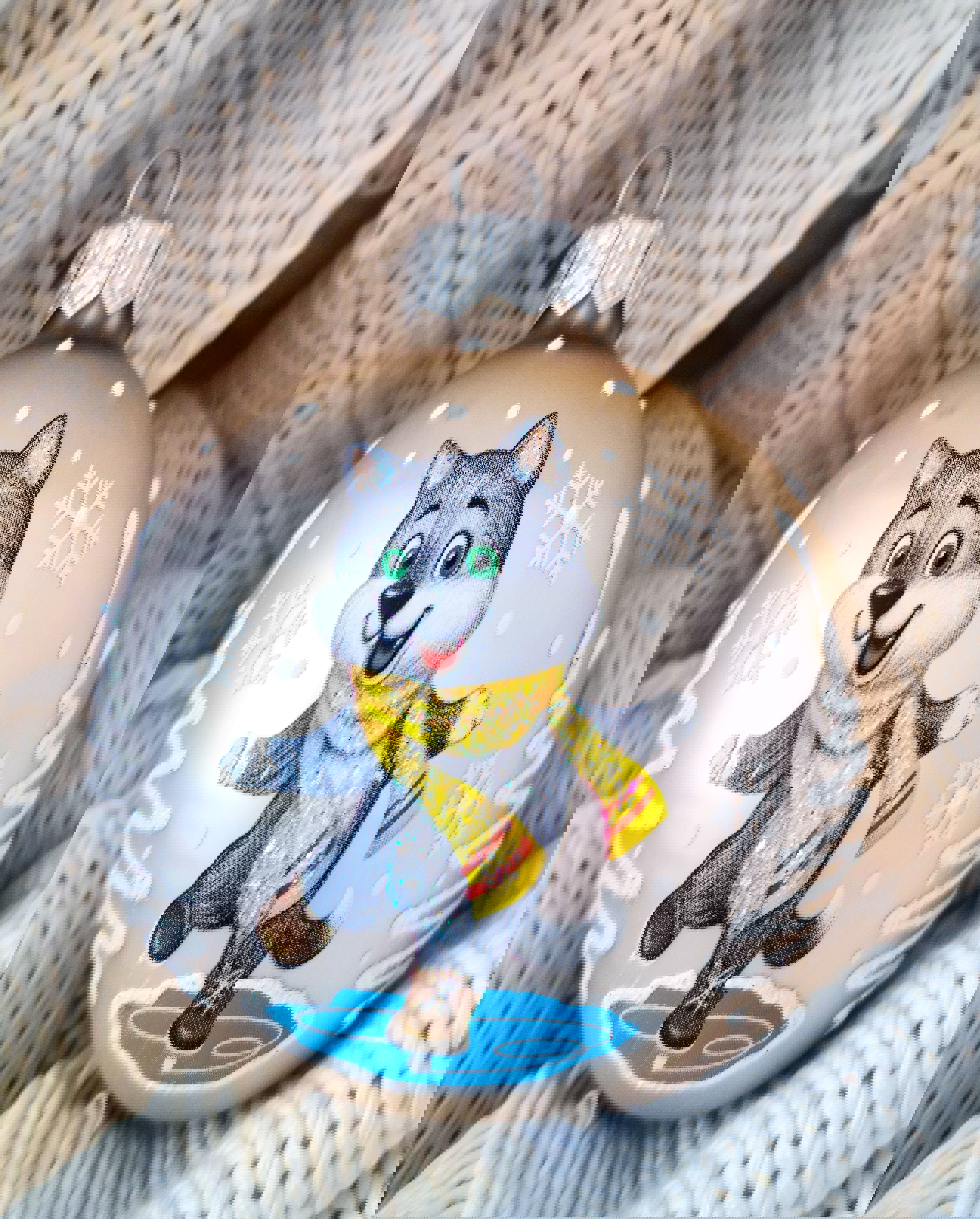 Изображение товара Елочный шар Коломеев КУ-65-234078 Волчонок на коньках 6.5 см стекло разноцветный