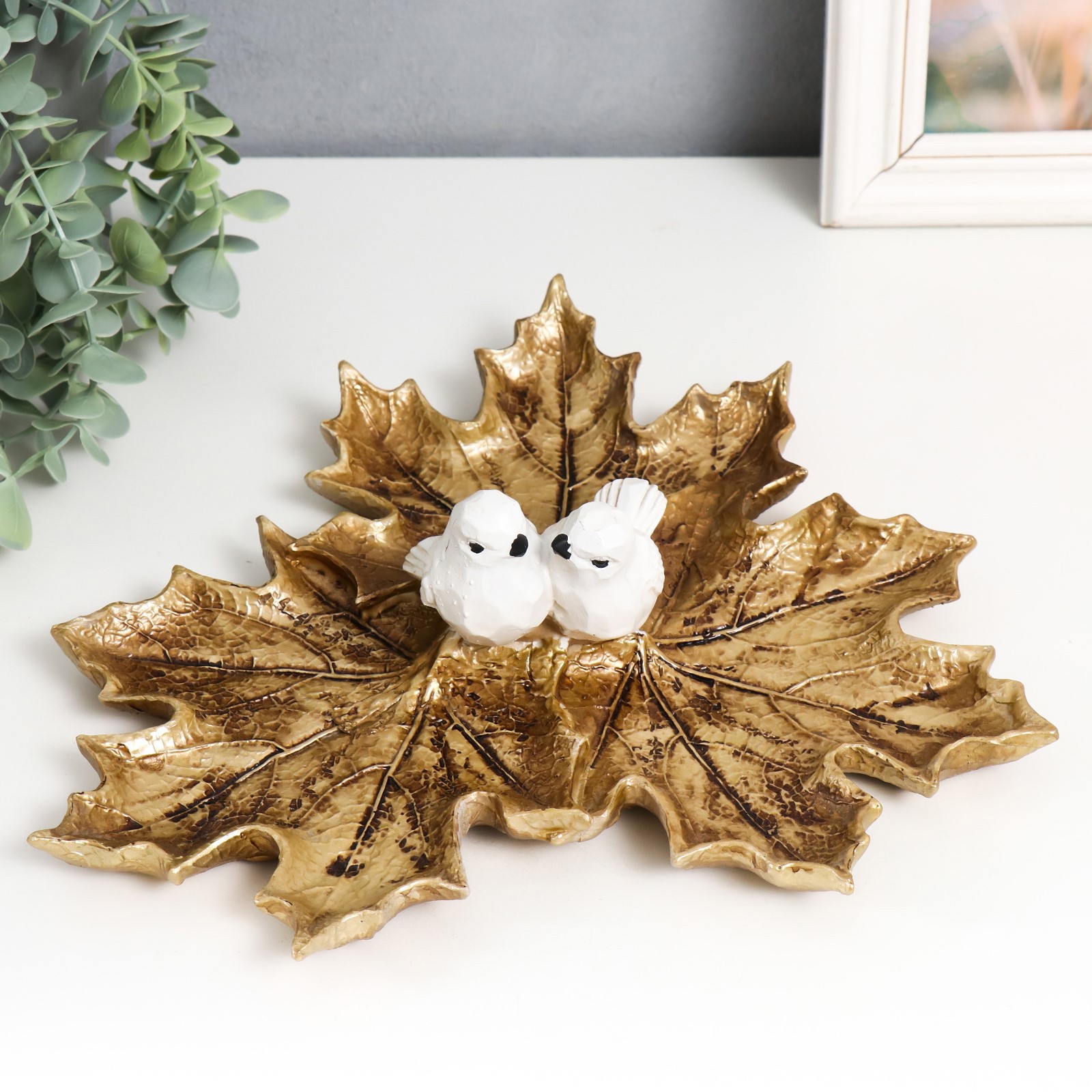 Изображение товара Подставка интерьерная Две белых птички на кленовых листьях золото 28.3x28.3x9 см