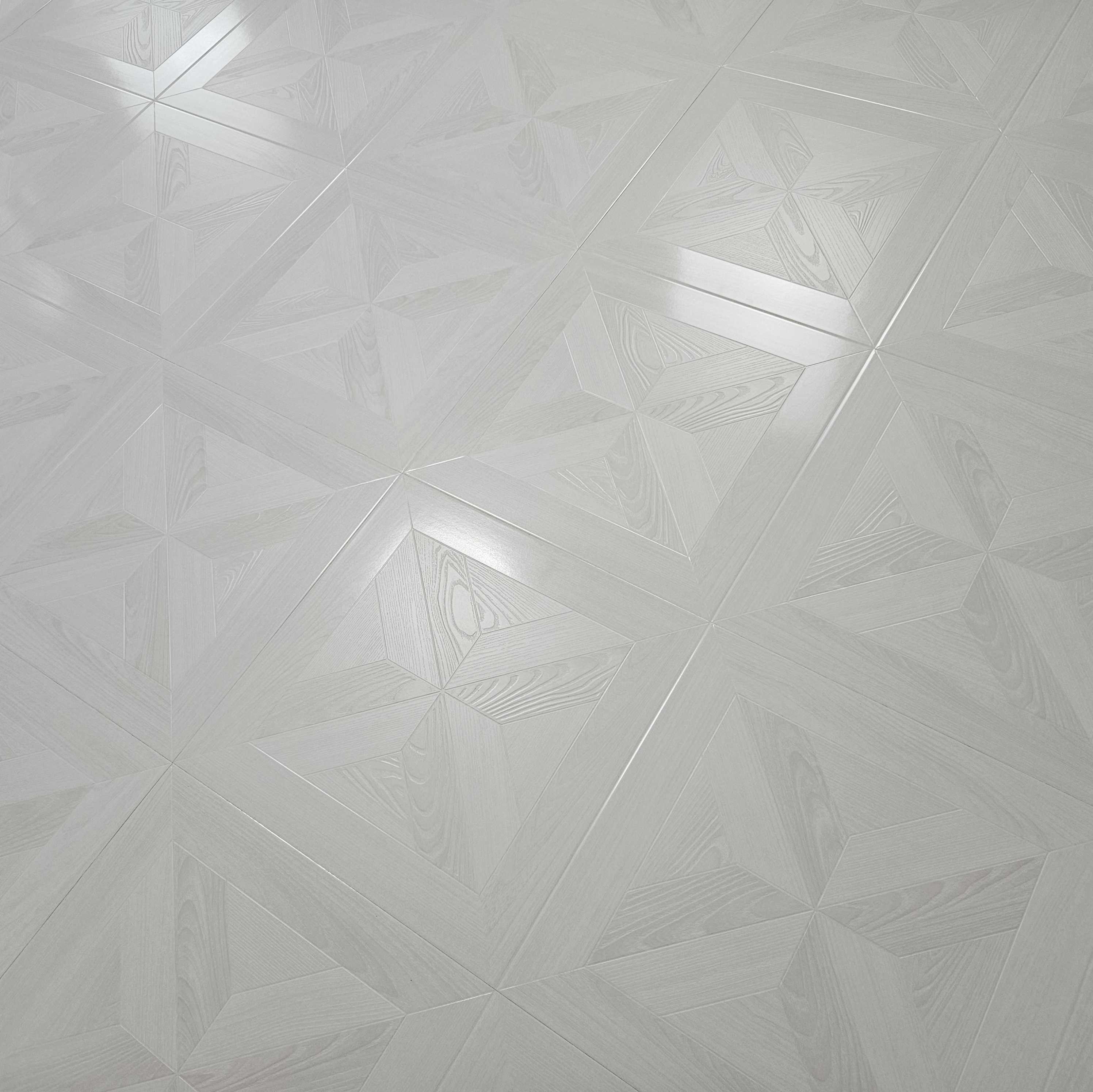 Изображение товара Ламинат Paradise PR-108 Дуб Белый 33 класс толщина 8 мм 3.4 м² с фаской для жилых помещений