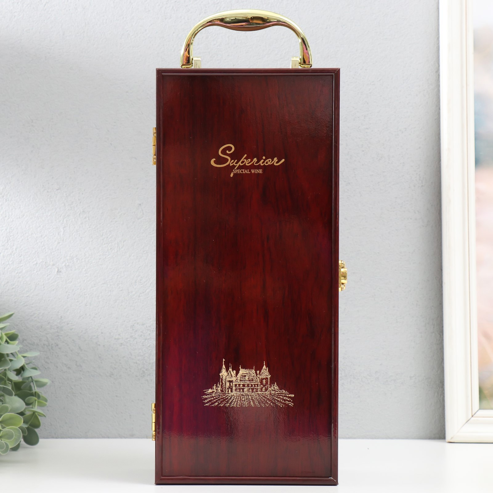 Изображение товара Шкатулка под бутылку SIMALAND Герб - корона и львы красное дерево