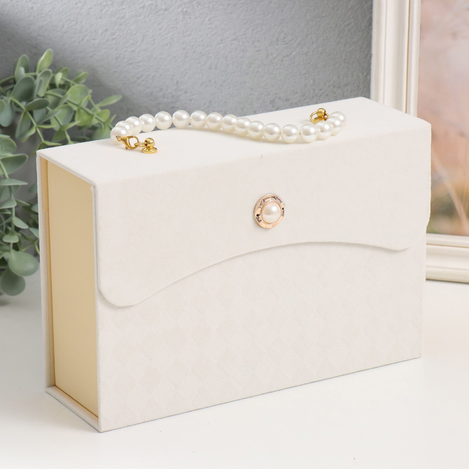 Изображение товара Шкатулка Ромбы Белая ручка из жемчужин 8x24x16.5 см