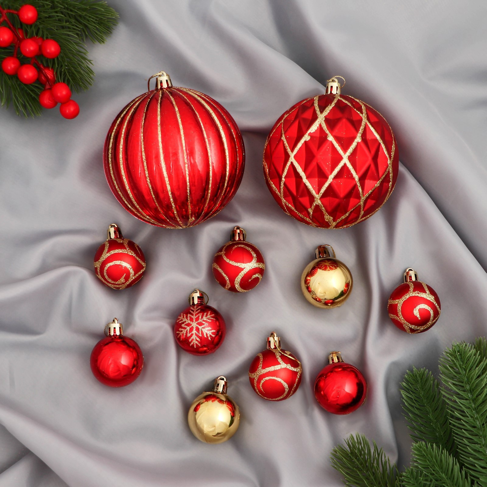 Изображение товара Набор елочных шаров Зимнее волшебство 9510465 Карнавал 4 см пластик красный 32 шт