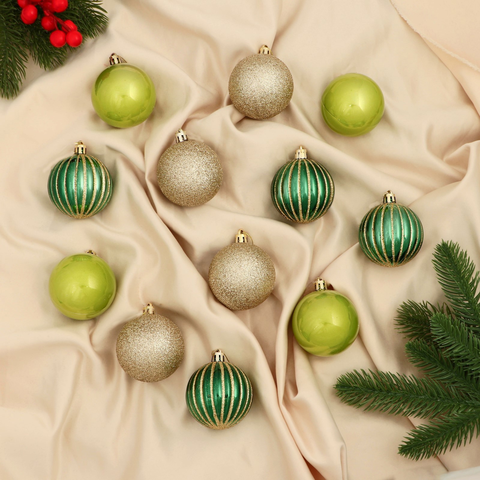 Изображение товара Набор елочных шаров Зимнее волшебство 9510443 Агнет 6 см пластик зеленый 12 шт