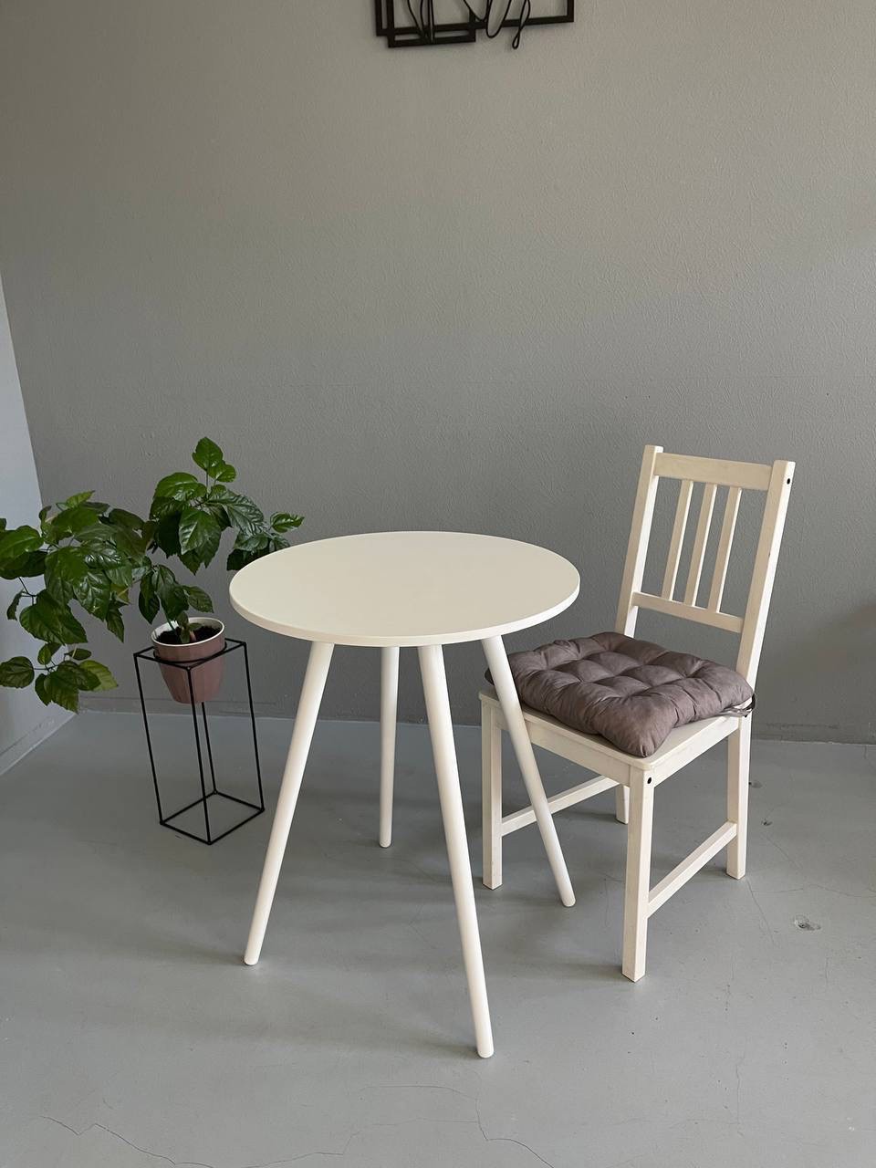 Изображение товара Кухонный круглый стол Lovski 107 60x75 см из ЛДСП белый стиль лофт