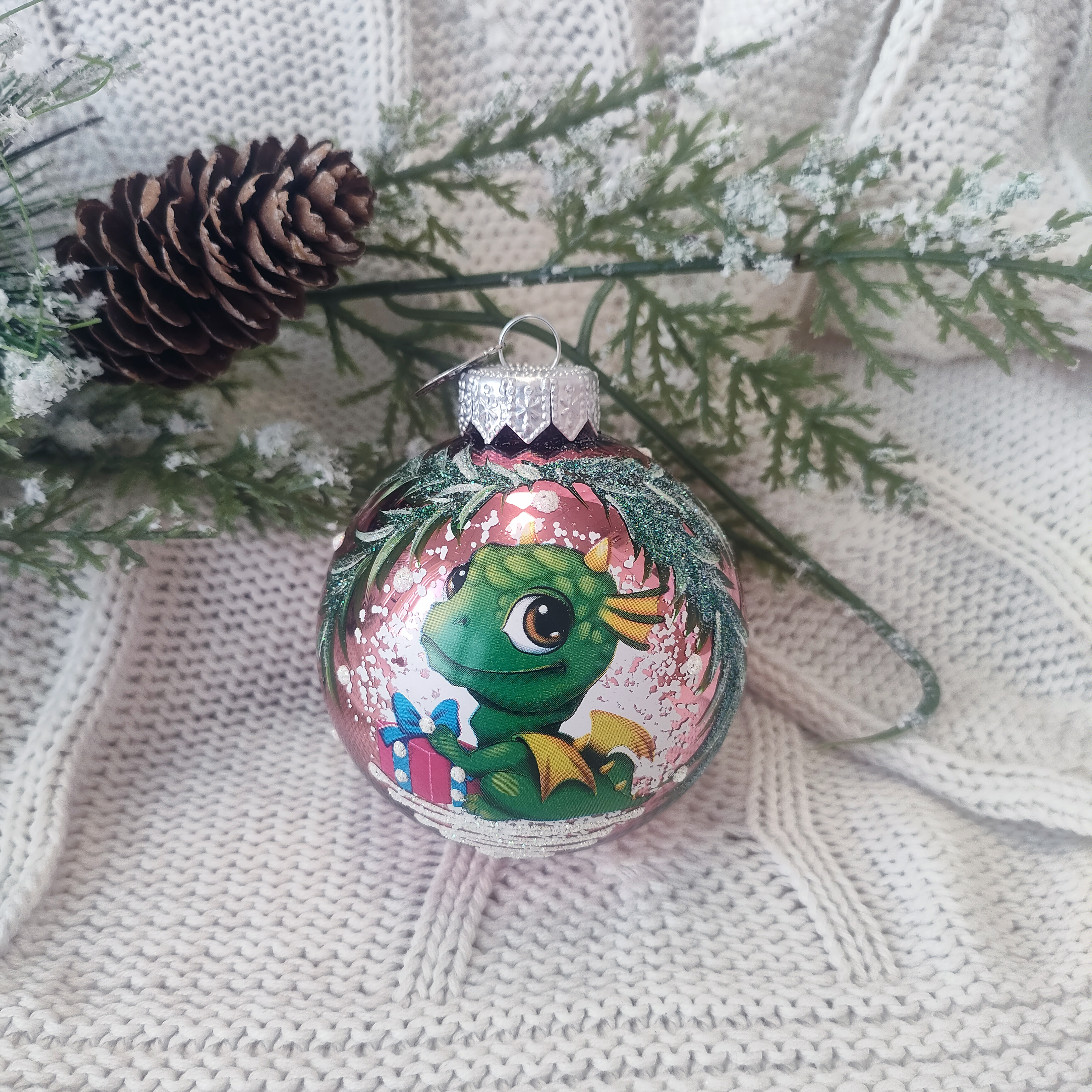 Изображение товара Елочный шар Коломеев КУ-65-234015 Дракончик с подарочком 6.5 см стекло разноцветный