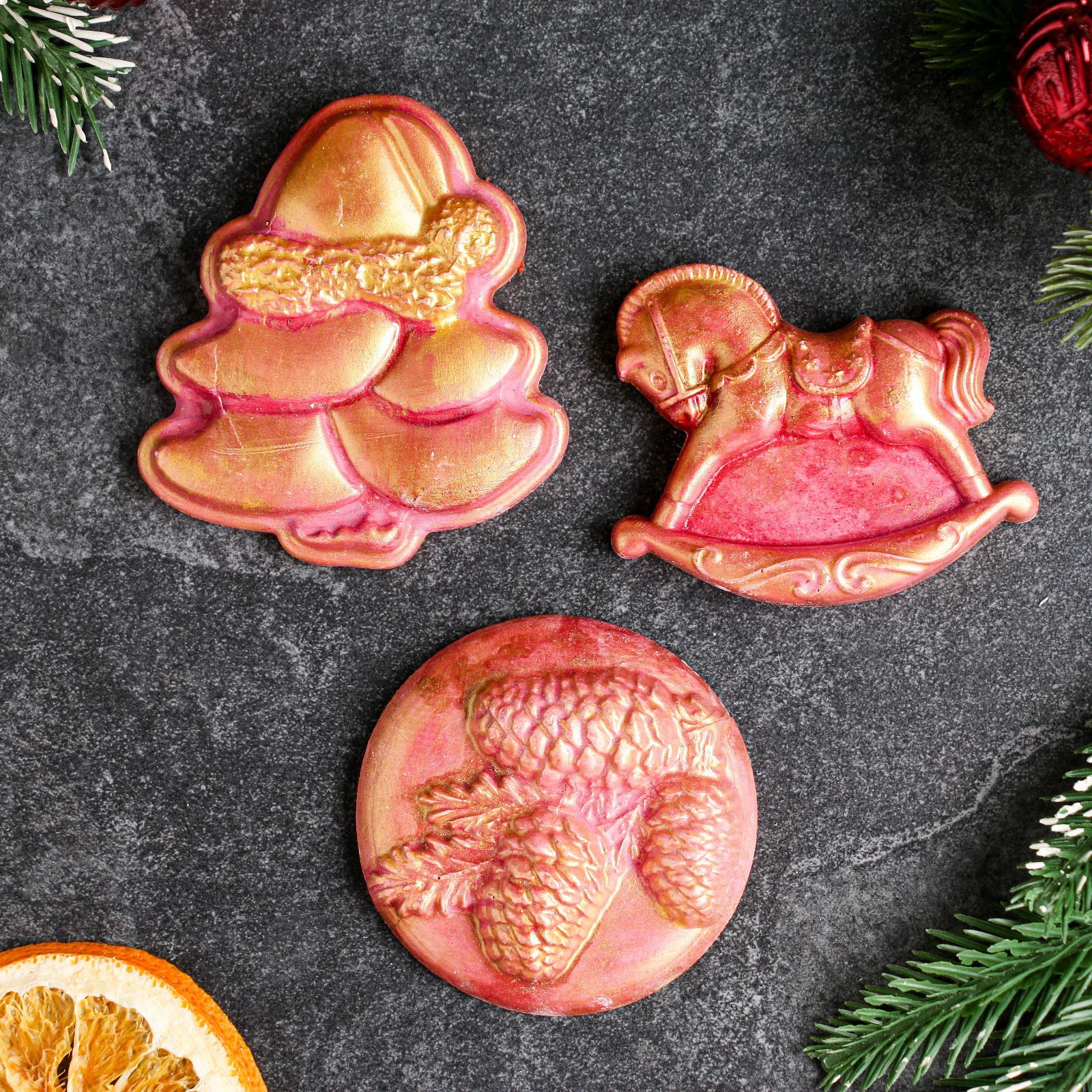 Изображение товара Набор елочных игрушек Лошадка Хорошие сувениры 9801985 8 см красный 3 шт