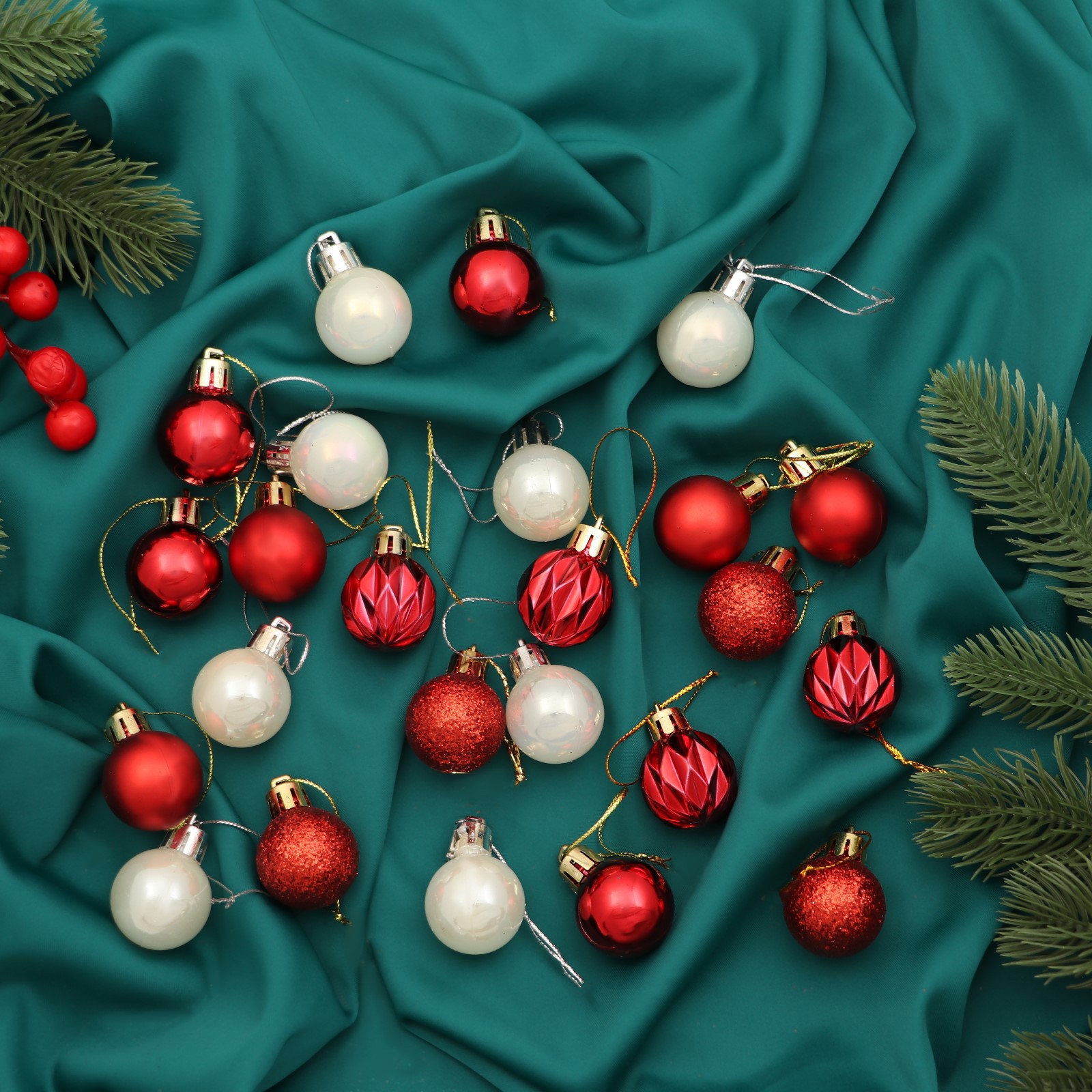 Изображение товара Набор елочных шаров Зимнее волшебство 24 шт пластик 3 см разноцветный