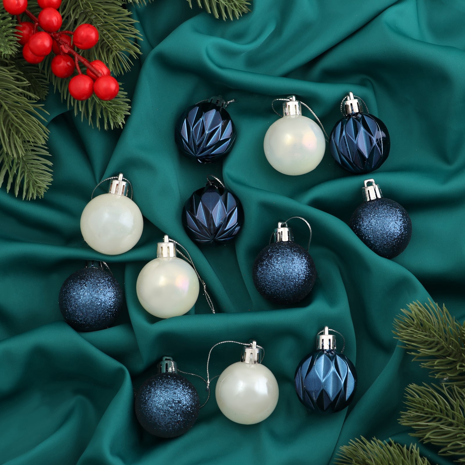 Изображение товара Набор елочных шаров Зимнее волшебство 9510655 4 см Пластик белый 12 шт