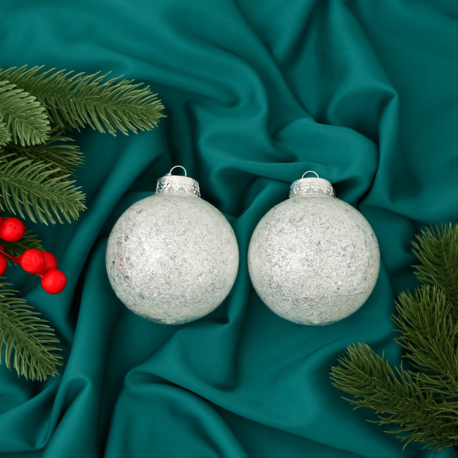 Изображение товара Набор елочных шаров Зимнее волшебство 9510218 8 см Пластик серый / серебристый 2 шт